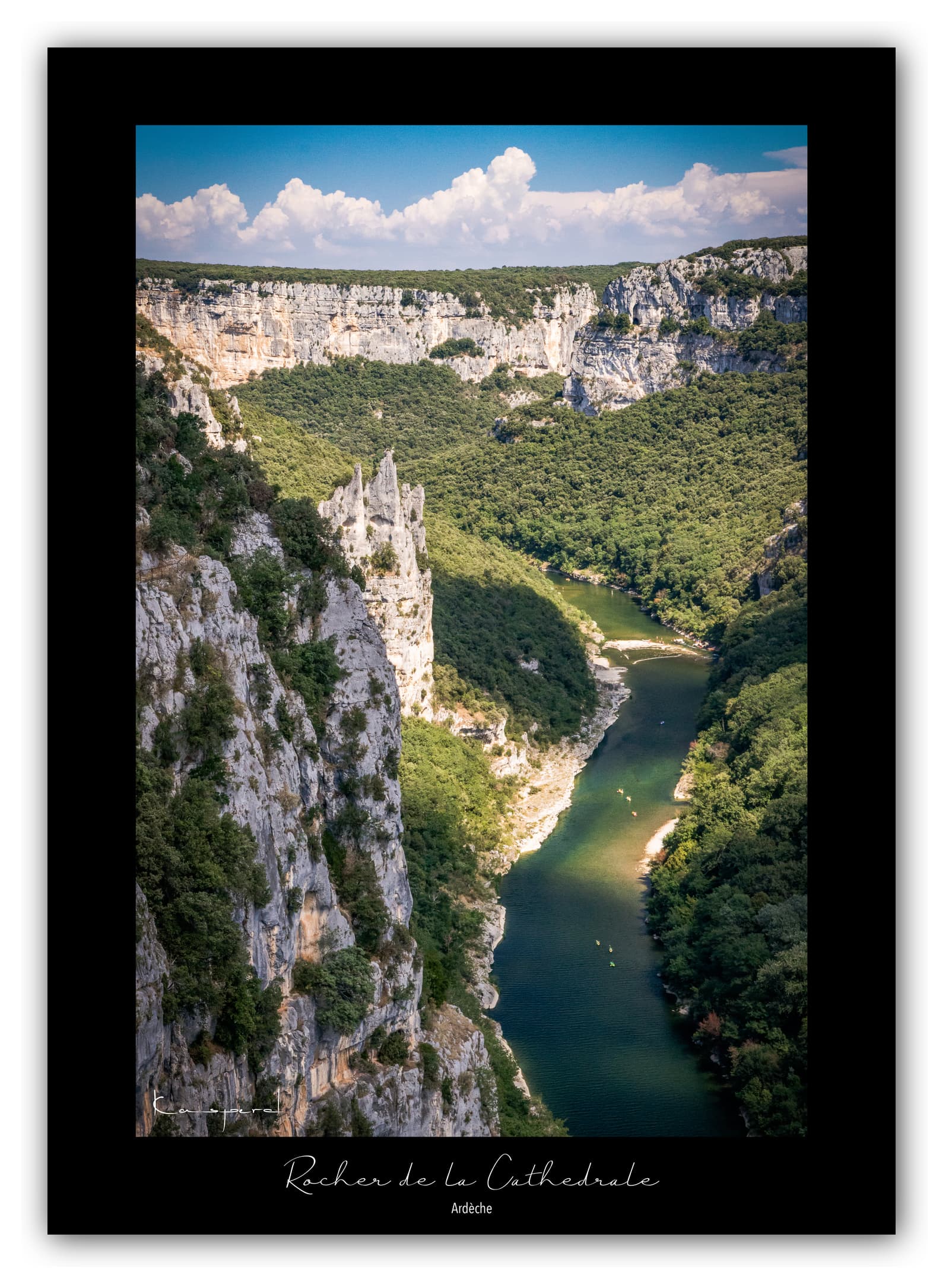 Poster Gorges de l'Ardèche - Ardèche (France). Affiches Formats 30x40 cm, 40x60 cm ou 50x70 cm. Impression sur Papier Photo ou alu-dibond. Décoration murale. Paysage. Nature. Panorama.