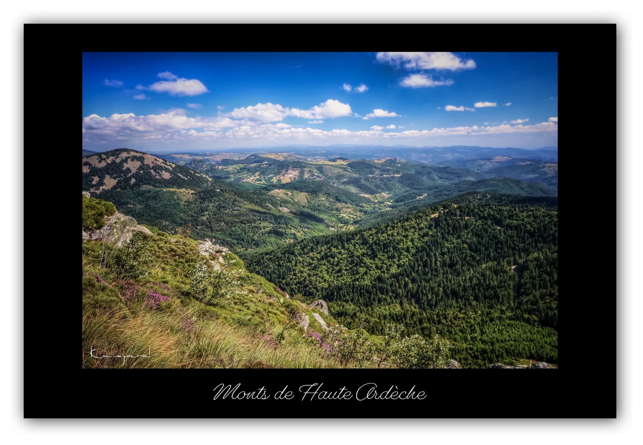 Poster Monts de Haute Ardèche - Ardèche (France). Affiches Formats 30x40 cm, 40x60 cm ou 50x70 cm. Impression sur Papier Photo. Décoration murale. Paysage. Nature. Panorama.