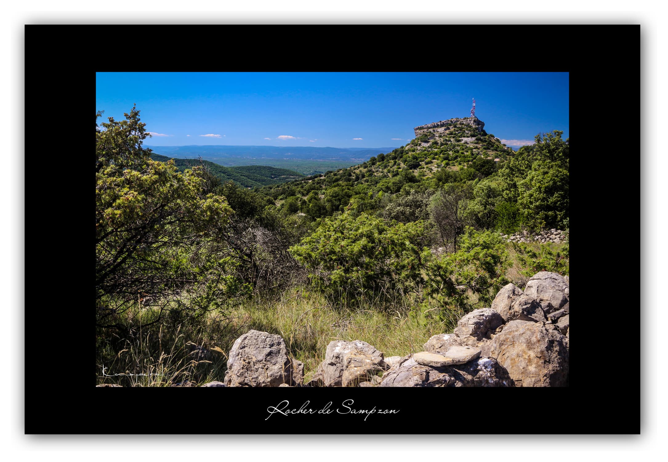 Poster Rocher de Sampzon (Ardèche - France). Affiches Formats 30x40 cm, 40x60 cm ou 50x70 cm. Impression sur Papier Photo. Décoration murale. Village. Architecture.