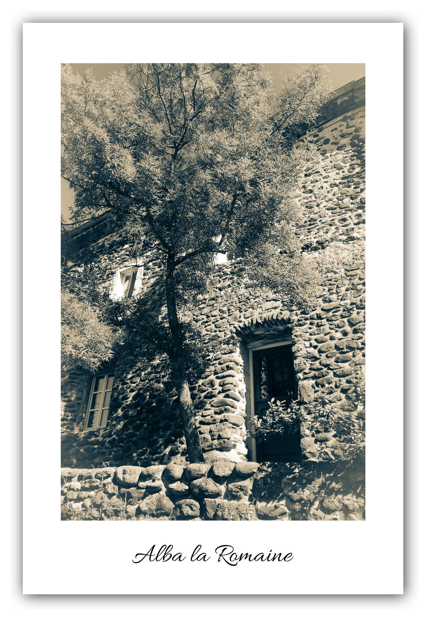 Poster Alba la Romaine (Ardèche - France). Affiches Formats 30x40 cm, 40x60 cm ou 50x70 cm. Impression sur Papier Photo. Décoration murale. Village. Architecture. Noir et Blanc.