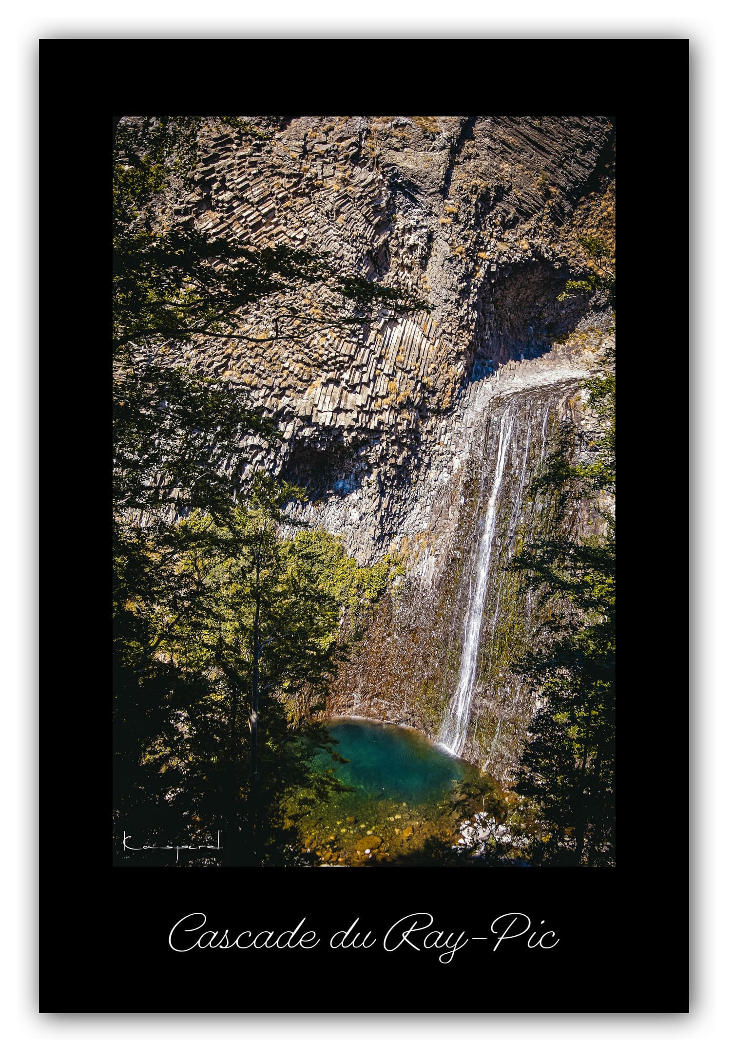 Poster Cascade du Ray Pic (Ardèche - France). Affiches Formats 30x40 cm, 40x60 cm ou 50x70 cm. Impression sur Papier Photo. Décoration murale. Village. Architecture.