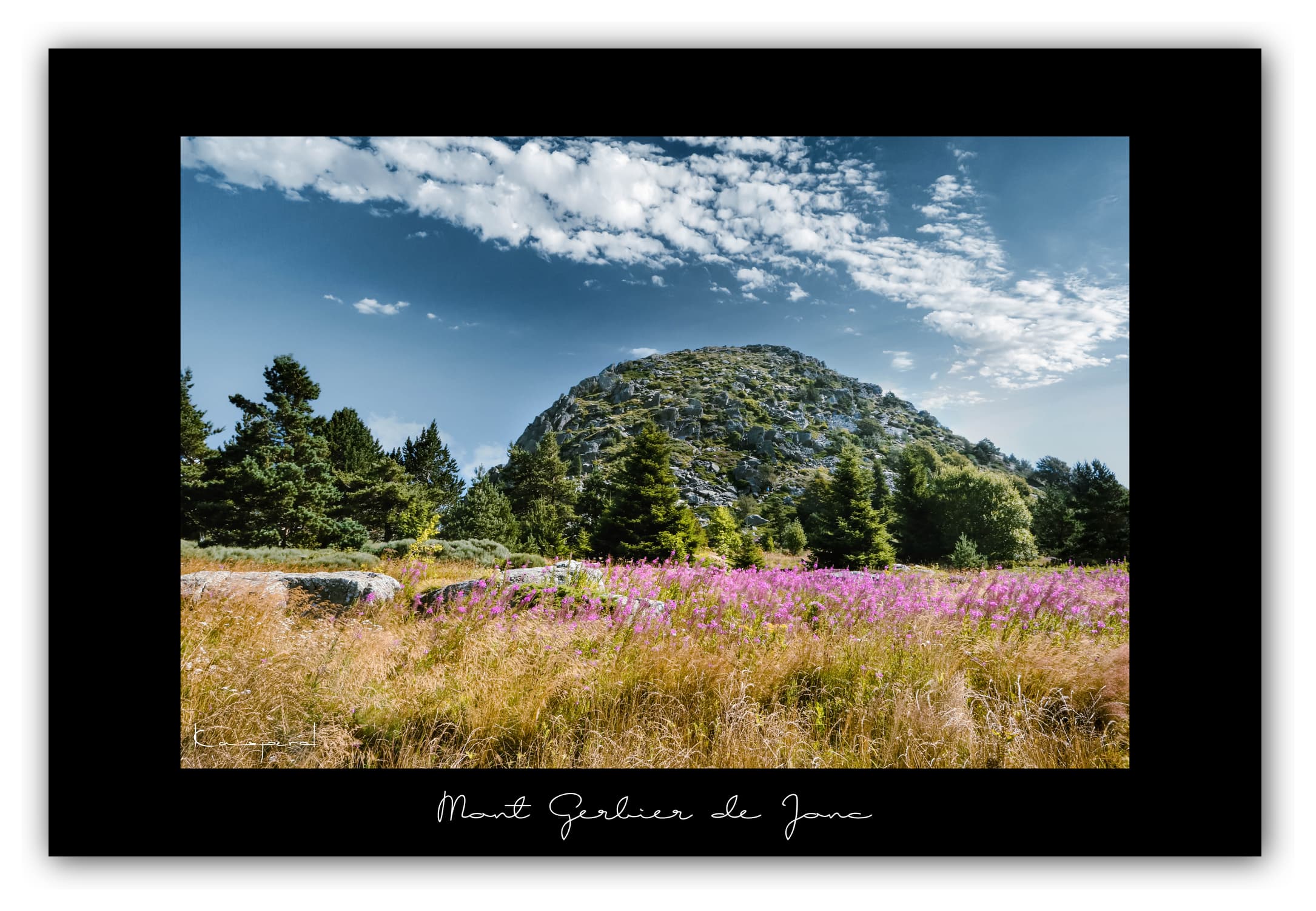 Poster Mont Gerbier de Jonc (Ardèche - France). Affiches Formats 30x40 cm, 40x60 cm ou 50x70 cm. Impression sur Papier Photo. Décoration murale. Village. Architecture.