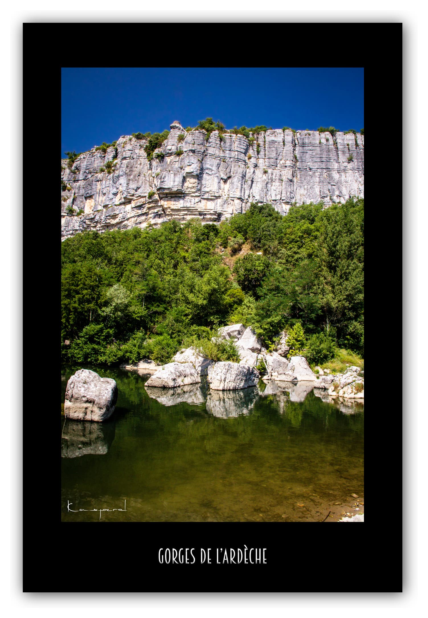 Poster Gorges de l'Ardèche (Ardèche - France). Affiches Formats 30x40 cm, 40x60 cm ou 50x70 cm. Impression sur Papier Photo. Décoration murale. Village. Architecture.