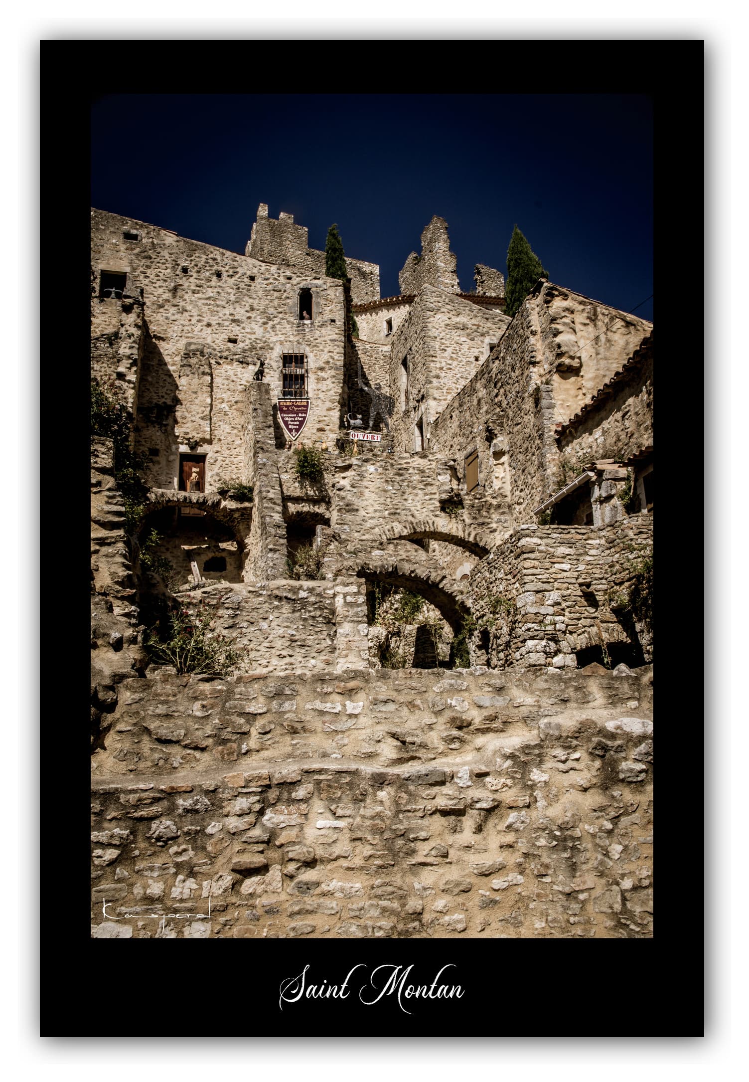 Poster Saint Montan (Ardèche - France). Affiches Formats 30x40 cm, 40x60 cm ou 50x70 cm. Impression sur Papier Photo. Décoration murale. Village. Architecture.