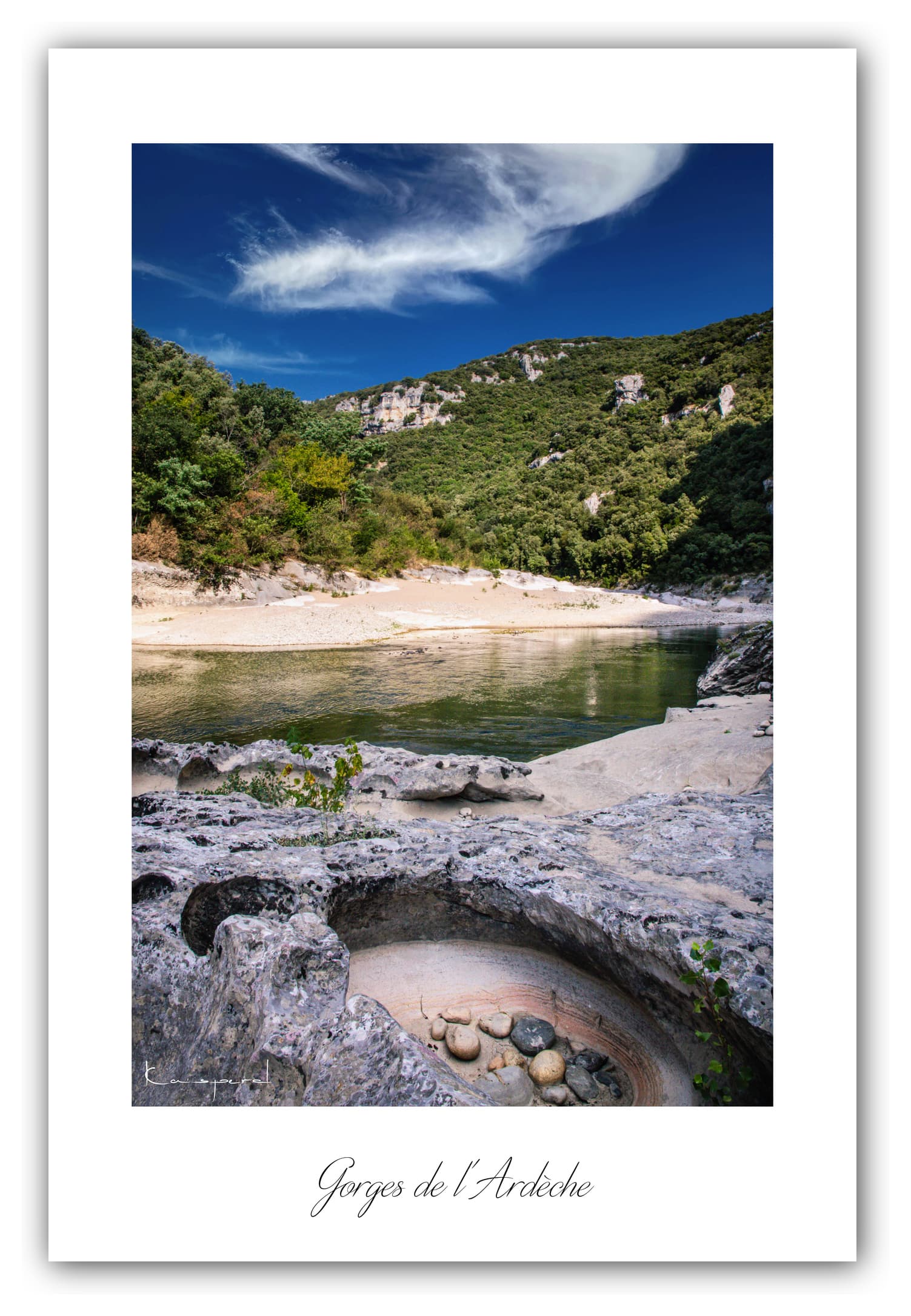 Poster Gorges de l'Ardèche (Ardèche - France). Affiches Formats 30x40 cm, 40x60 cm ou 50x70 cm. Impression sur Papier Photo. Décoration murale. Village. Architecture.