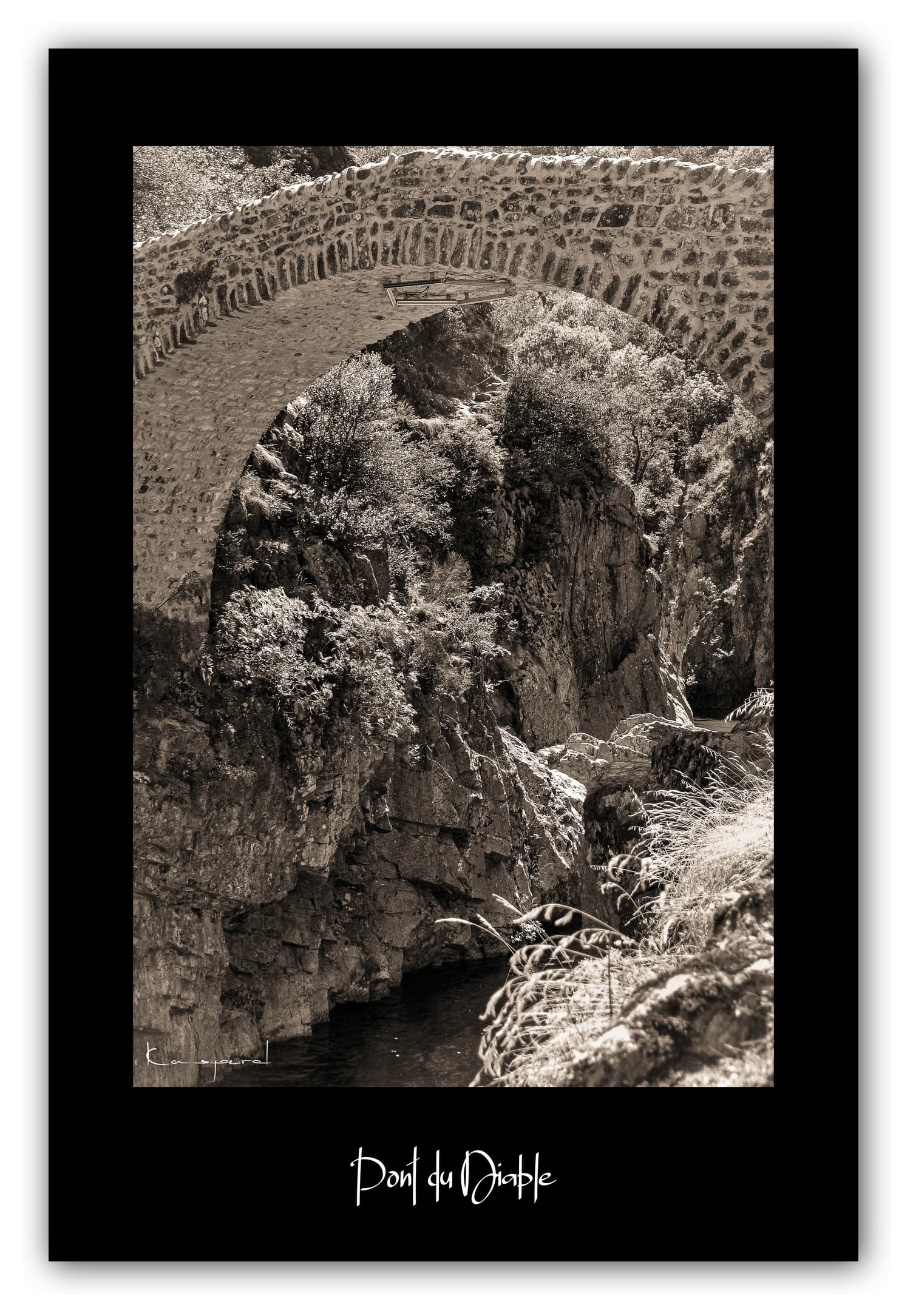 Poster Pont du Diable à Thueyts (Ardèche - France). Affiches Formats 30x40 cm, 40x60 cm ou 50x70 cm. Impression sur Papier Photo. Décoration murale. Village. Architecture.