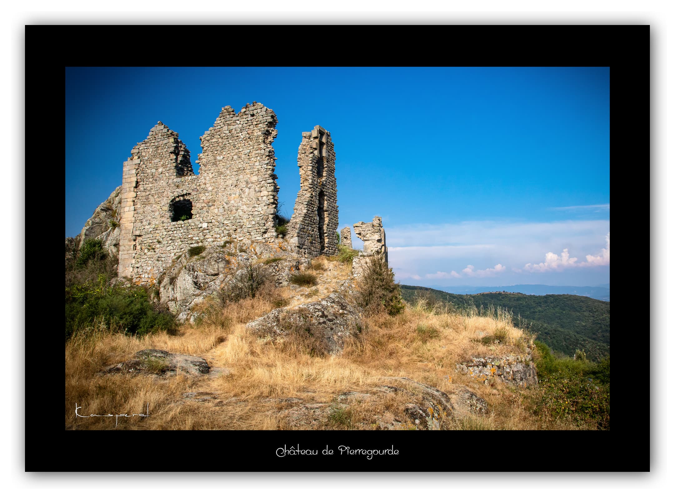 Poster Château de Pierregourde (Ardèche - France). Affiches Formats 30x40 cm, 40x60 cm ou 50x70 cm. Impression sur Papier Photo. Décoration murale. Village. Architecture.