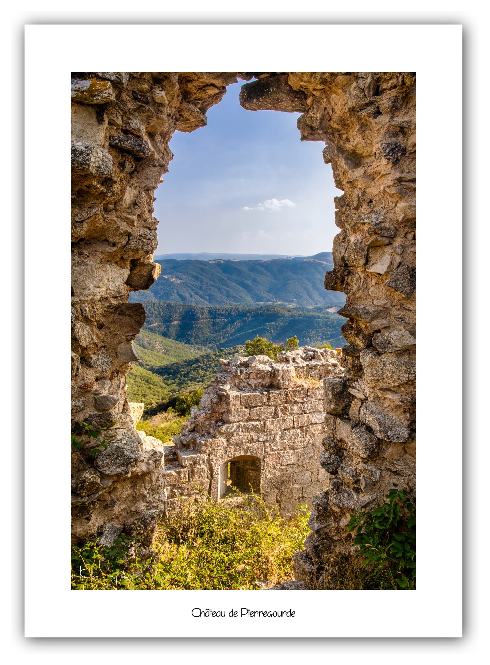 Poster Château de Pierre-Gourde (Ardèche - France). Affiches Formats 30x40 cm, 40x60 cm ou 50x70 cm. Impression sur Papier Photo. Décoration murale. Village. Architecture.