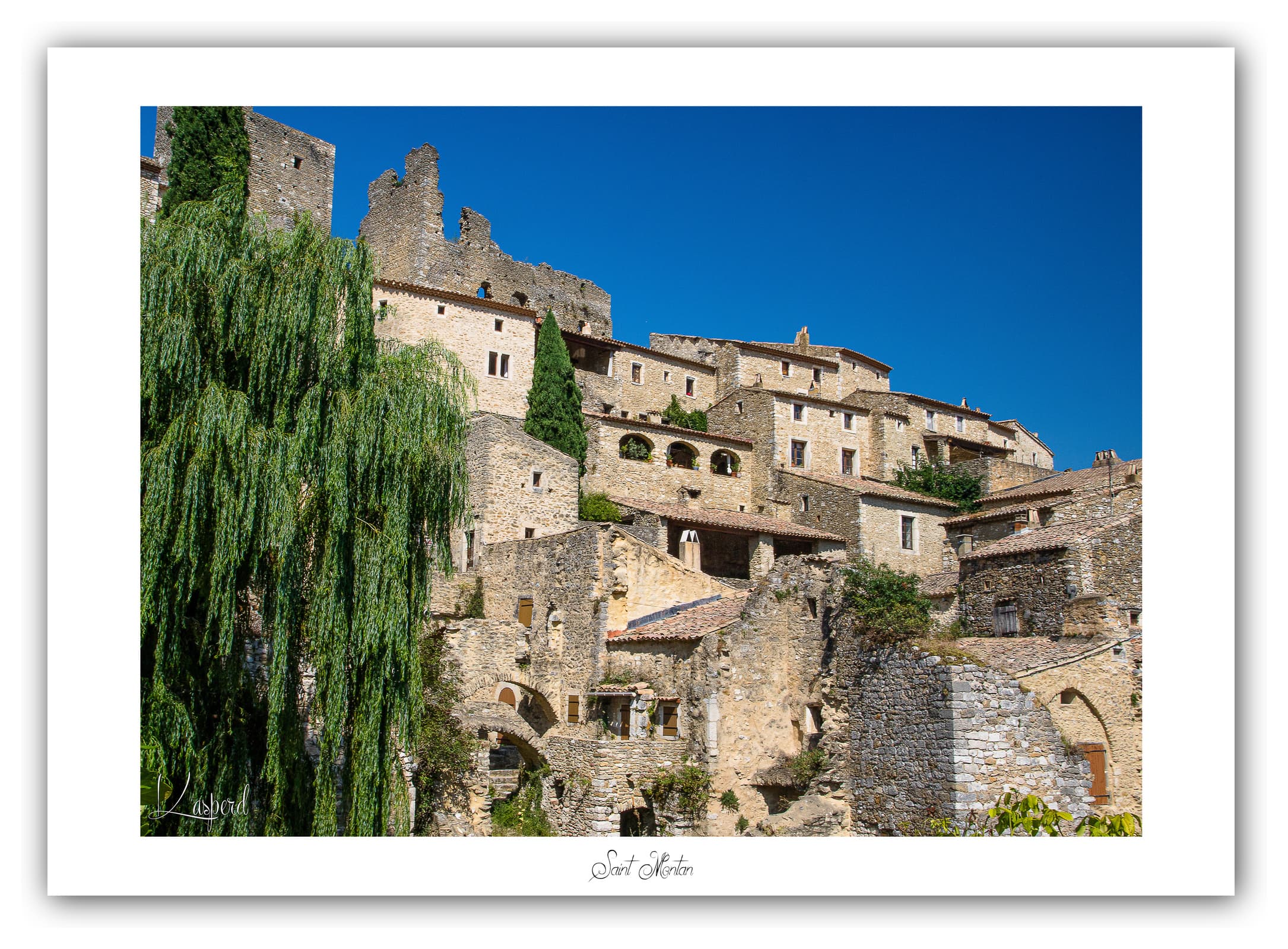 Poster Saint Montan (Ardèche - France). Affiches Formats 30x40 cm, 40x60 cm ou 50x70 cm. Impression sur Papier Photo. Décoration murale. Village. Architecture.