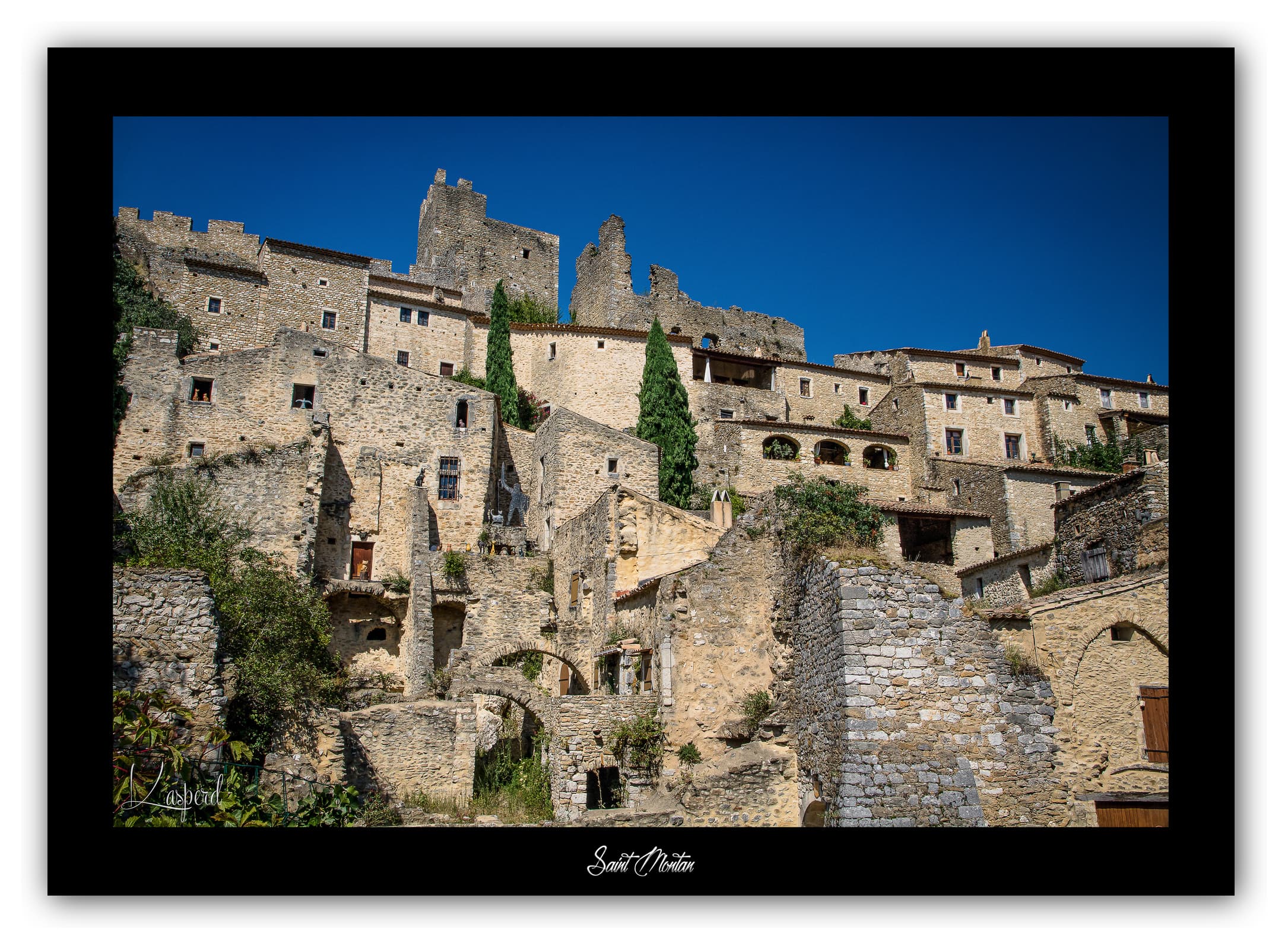 Poster Saint Montan (Ardèche - France). Affiches Formats 30x40 cm, 40x60 cm ou 50x70 cm. Impression sur Papier Photo. Décoration murale. Village. Architecture.
