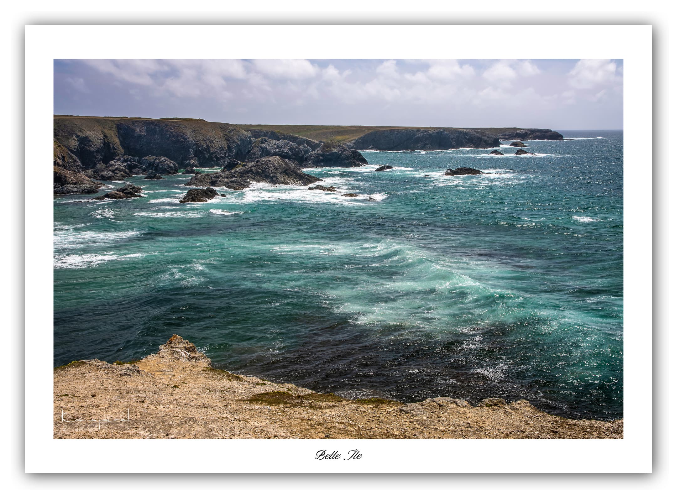 Poster Donnant (Bretagne - France). Affiches Formats 30x40cm, 40x60 cm ou 50x70 cm. Impression sur Papier Photo. Décoration murale. Paysage. Océan.