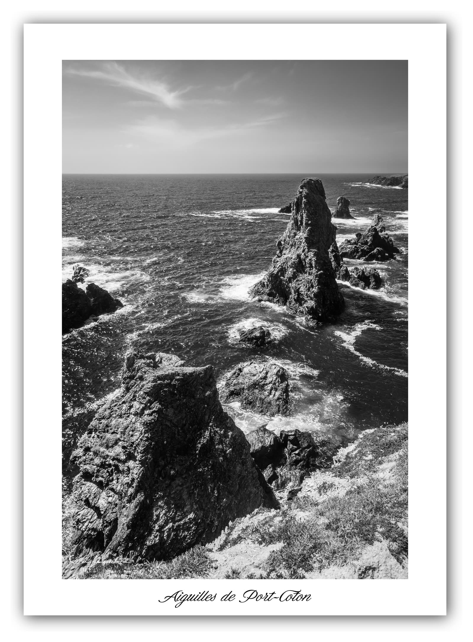Poster Les Aiguilles de Port-Coton (Bretagne - France). Affiches Formats 30x40cm, 40x60 cm ou 50x70 cm. Impression sur Papier Photo. Décoration murale. Paysage. Noir et Blanc.