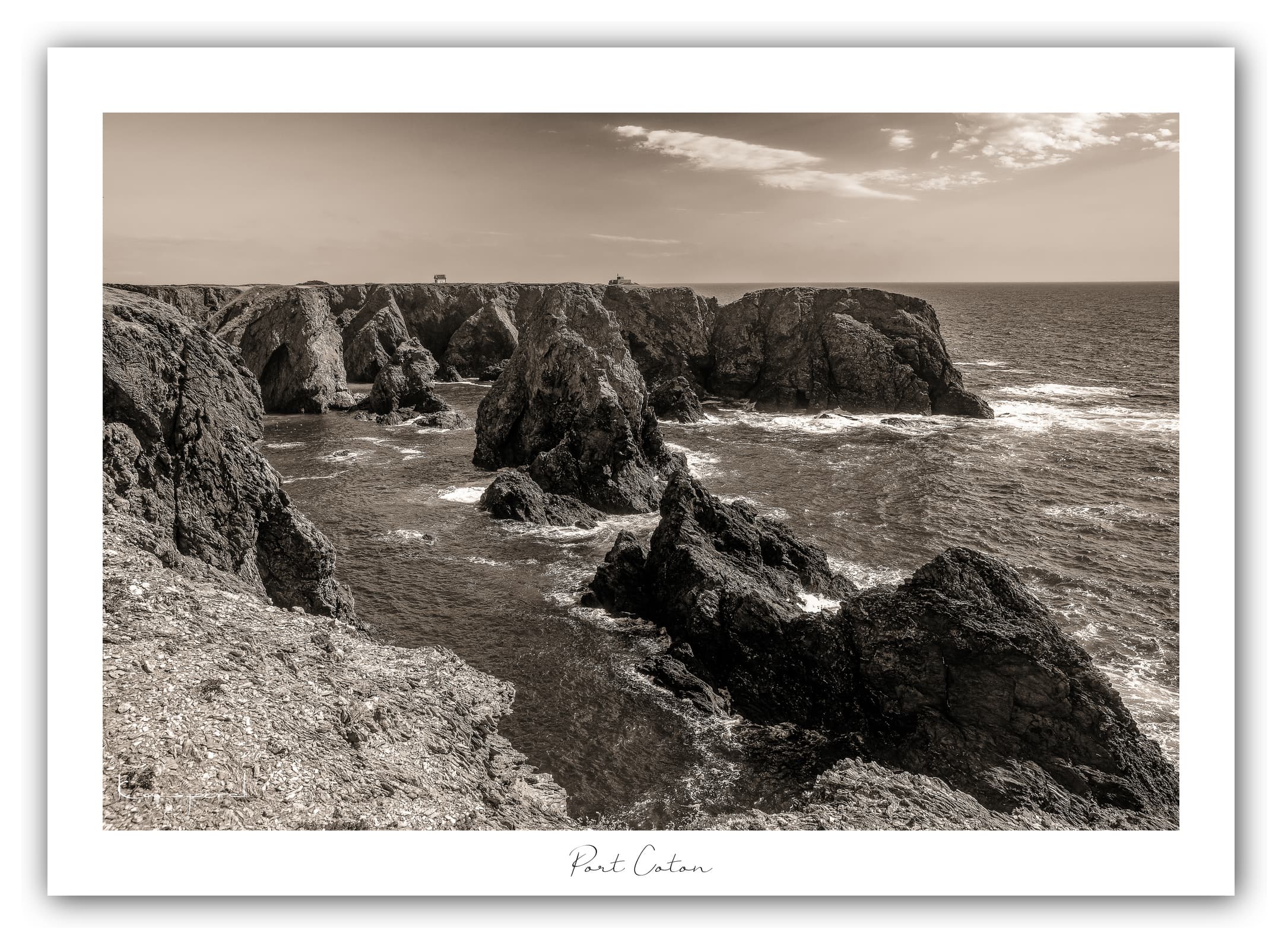 Poster Les Aiguilles de Port-Coton (Bretagne - France). Affiches Formats 30x40cm, 40x60 cm ou 50x70 cm. Impression sur Papier Photo. Décoration murale. Paysage. Noir et Blanc.