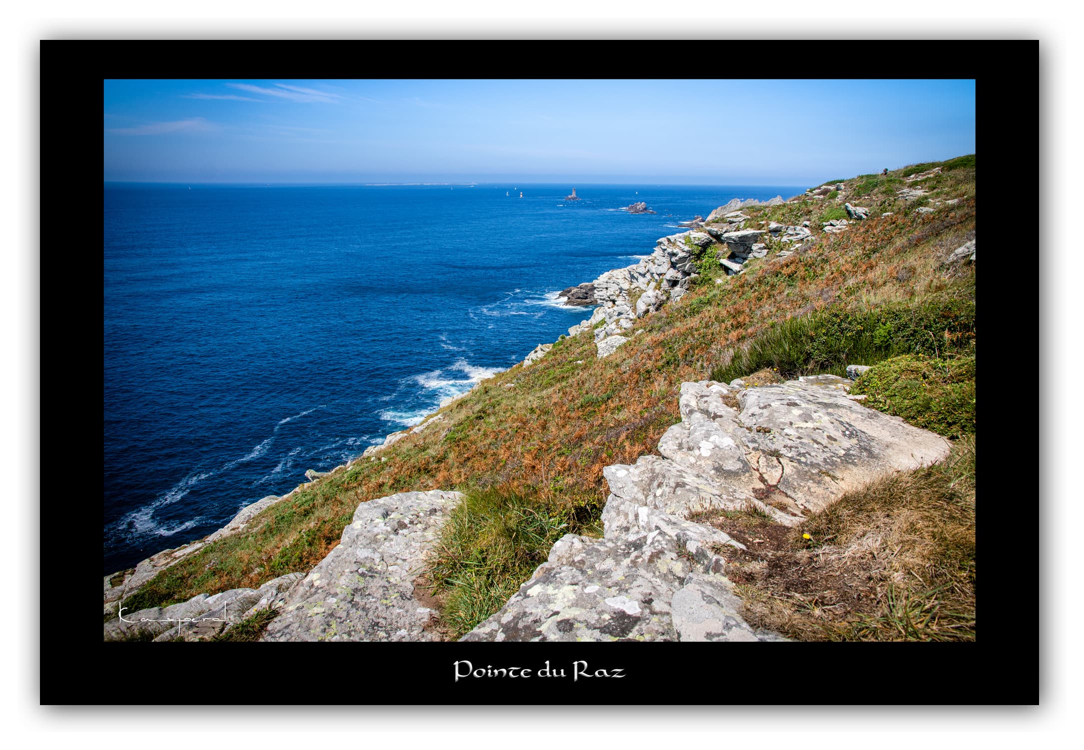 Poster Pointe du Raz - Bretagne (France). Affiches Formats 30x40 cm, 40x60 cm ou 50x70 cm. Impression sur Papier Photo. Décoration murale. Paysage. Mer. Phare.