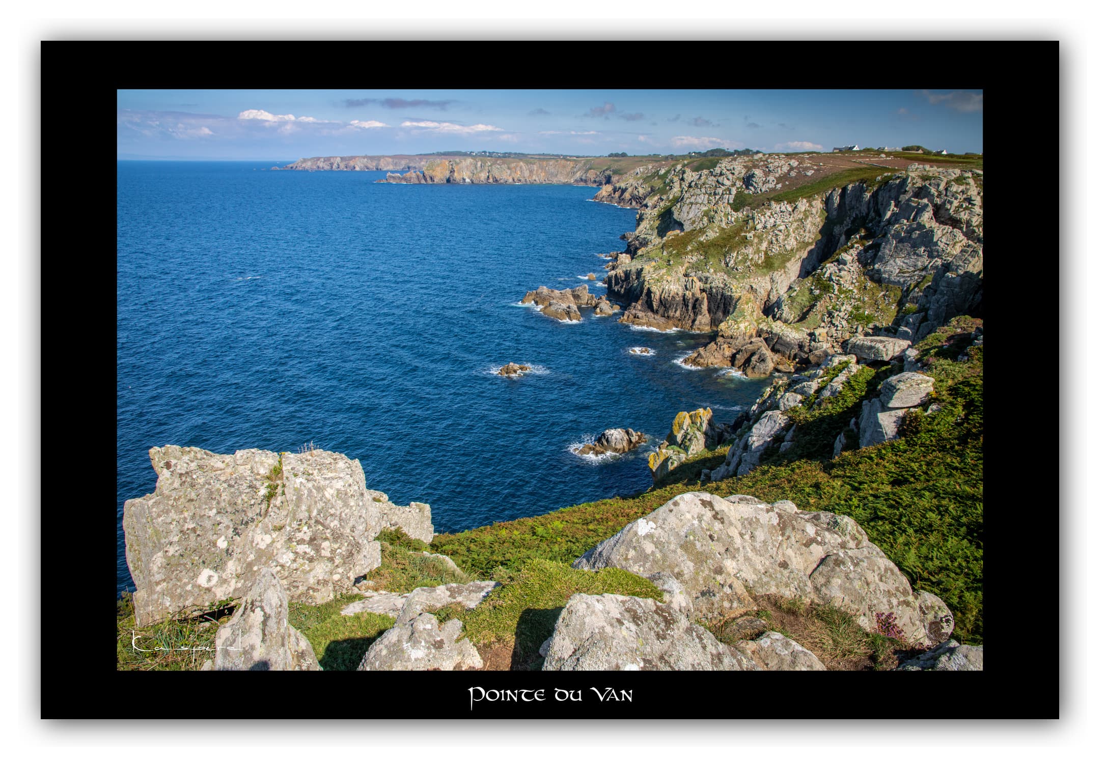 Poster Pointe du Van - Bretagne (France). Affiches Formats 30x40 cm, 40x60 cm ou 50x70 cm. Impression sur Papier Photo. Décoration murale. Paysage. Mer. Phare.
