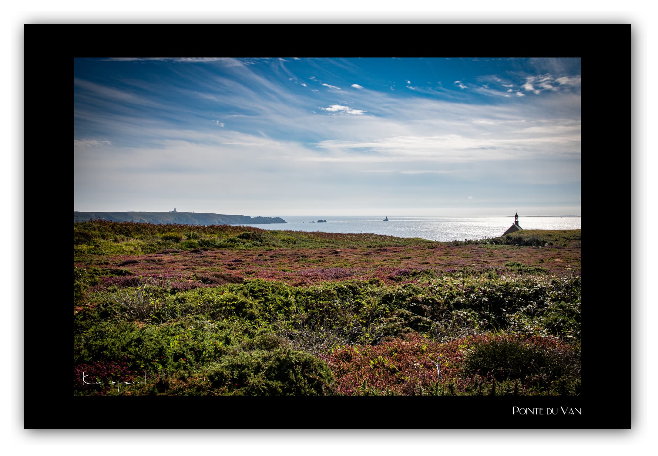 Poster Pointe du Van - Bretagne (France). Affiches Formats 30x40 cm, 40x60 cm ou 50x70 cm. Impression sur Papier Photo. Décoration murale. Paysage. Mer. Phare.