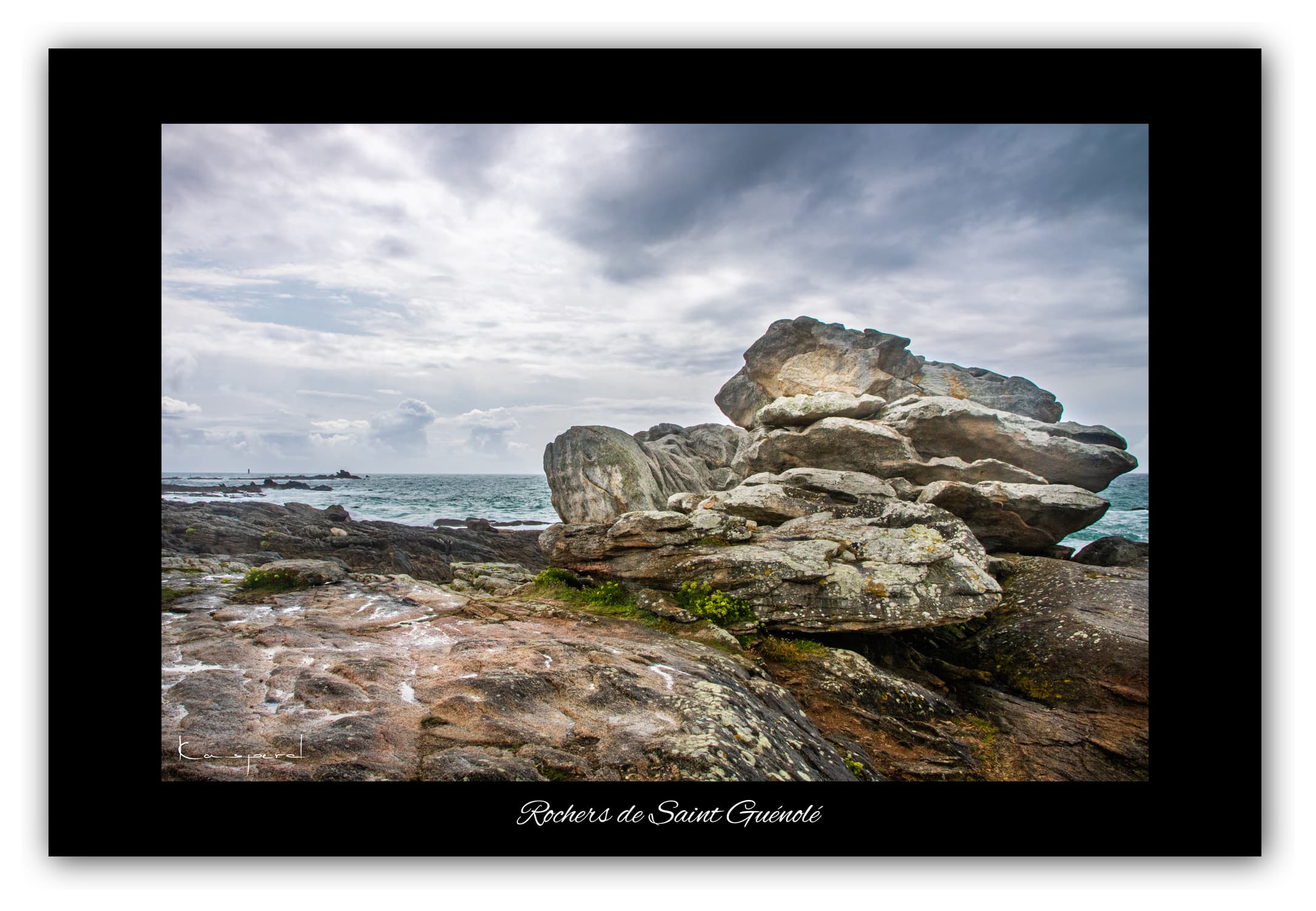 Poster Rochers de Saint Guénolé - Bretagne (France). Affiches Formats 30x40 cm, 40x60 cm ou 50x70 cm. Impression sur Papier Photo. Décoration murale. Paysage. Mer. Phare.