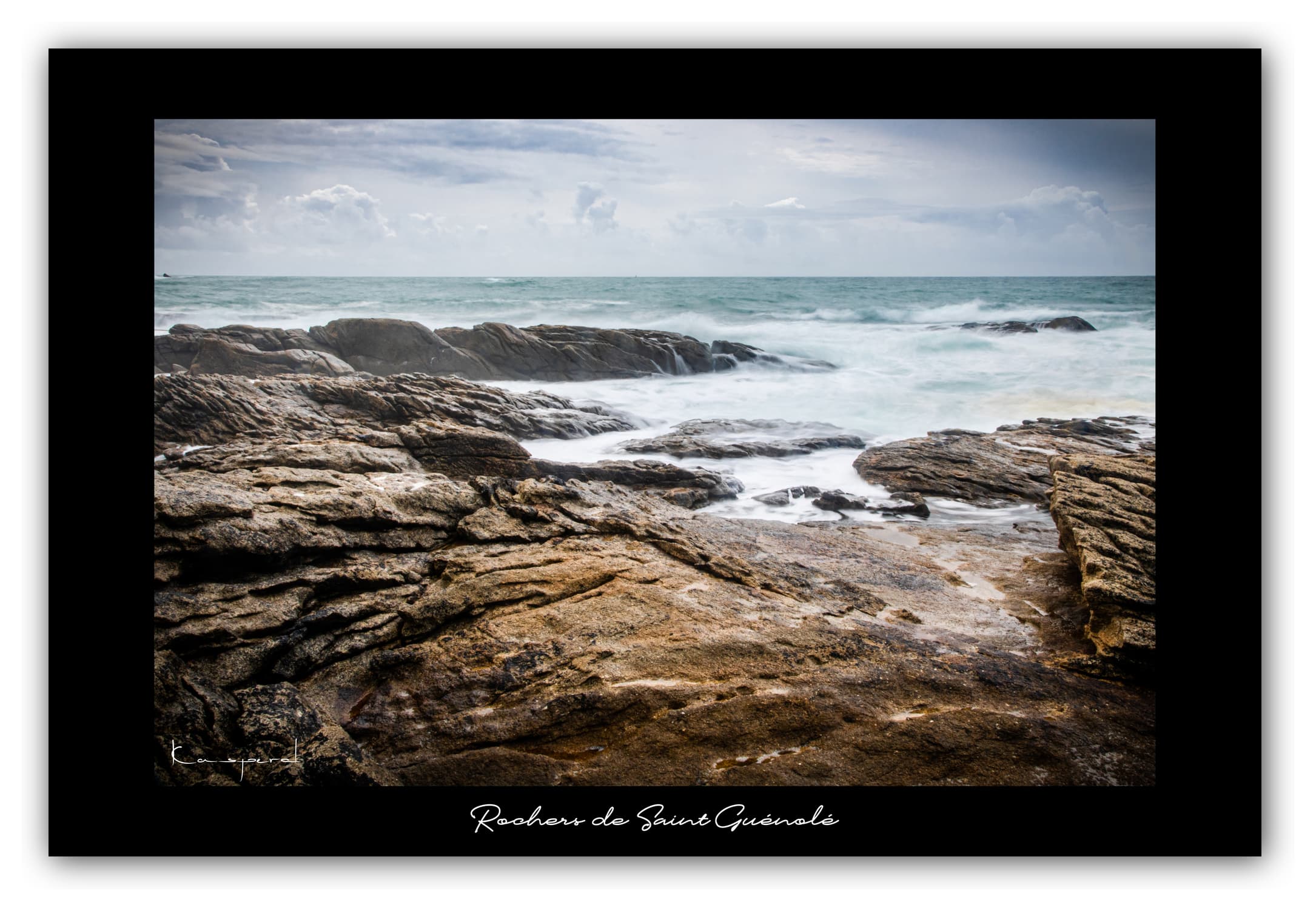 Poster Rochers de Saint Guénolé - Bretagne (France). Affiches Formats 30x40 cm, 40x60 cm ou 50x70 cm. Impression sur Papier Photo. Décoration murale. Paysage. Mer. Phare.