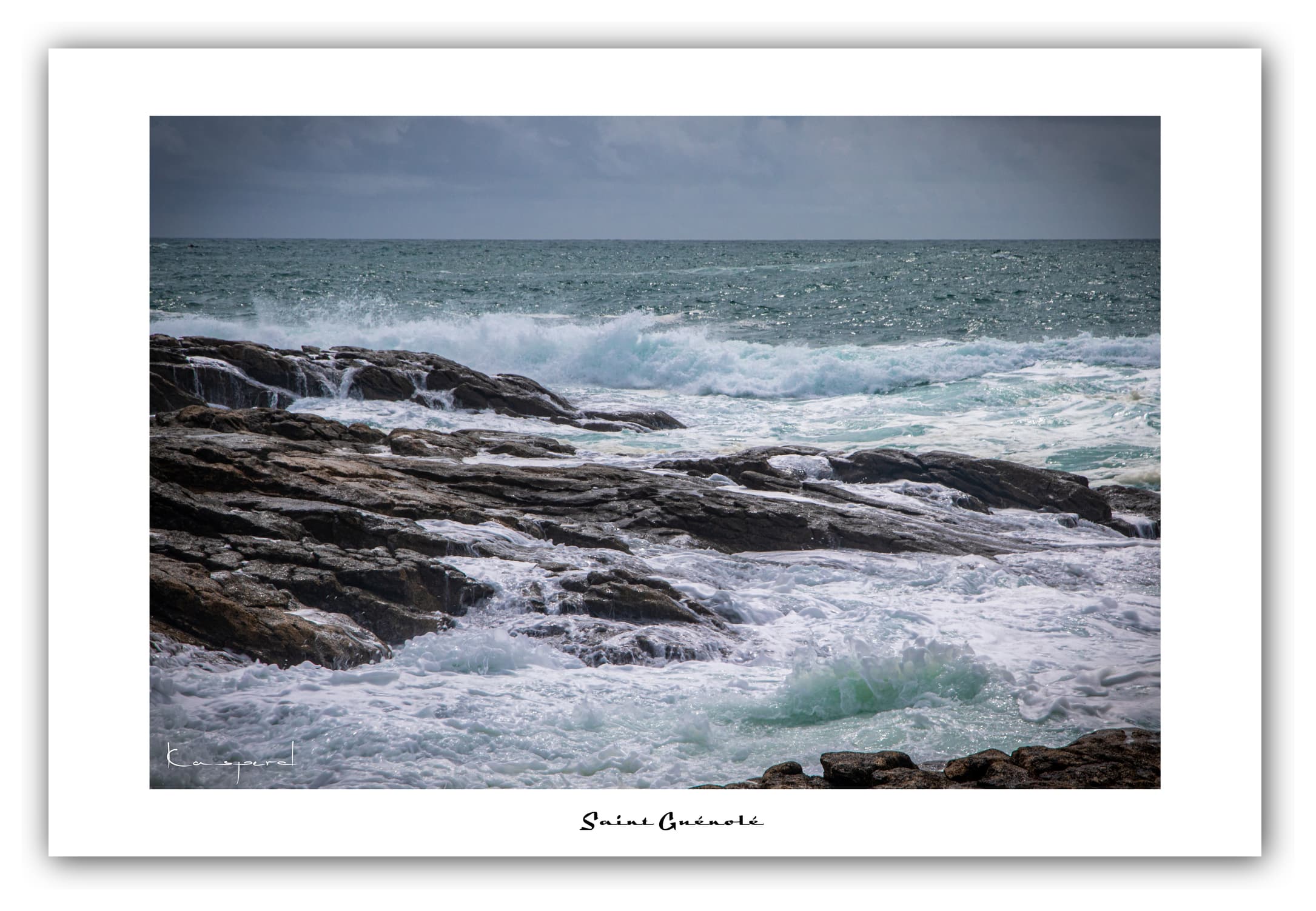 Poster Rochers de Saint Guénolé - Bretagne (France). Affiches Formats 30x40 cm, 40x60 cm ou 50x70 cm. Impression sur Papier Photo. Décoration murale. Paysage. Mer. Phare.