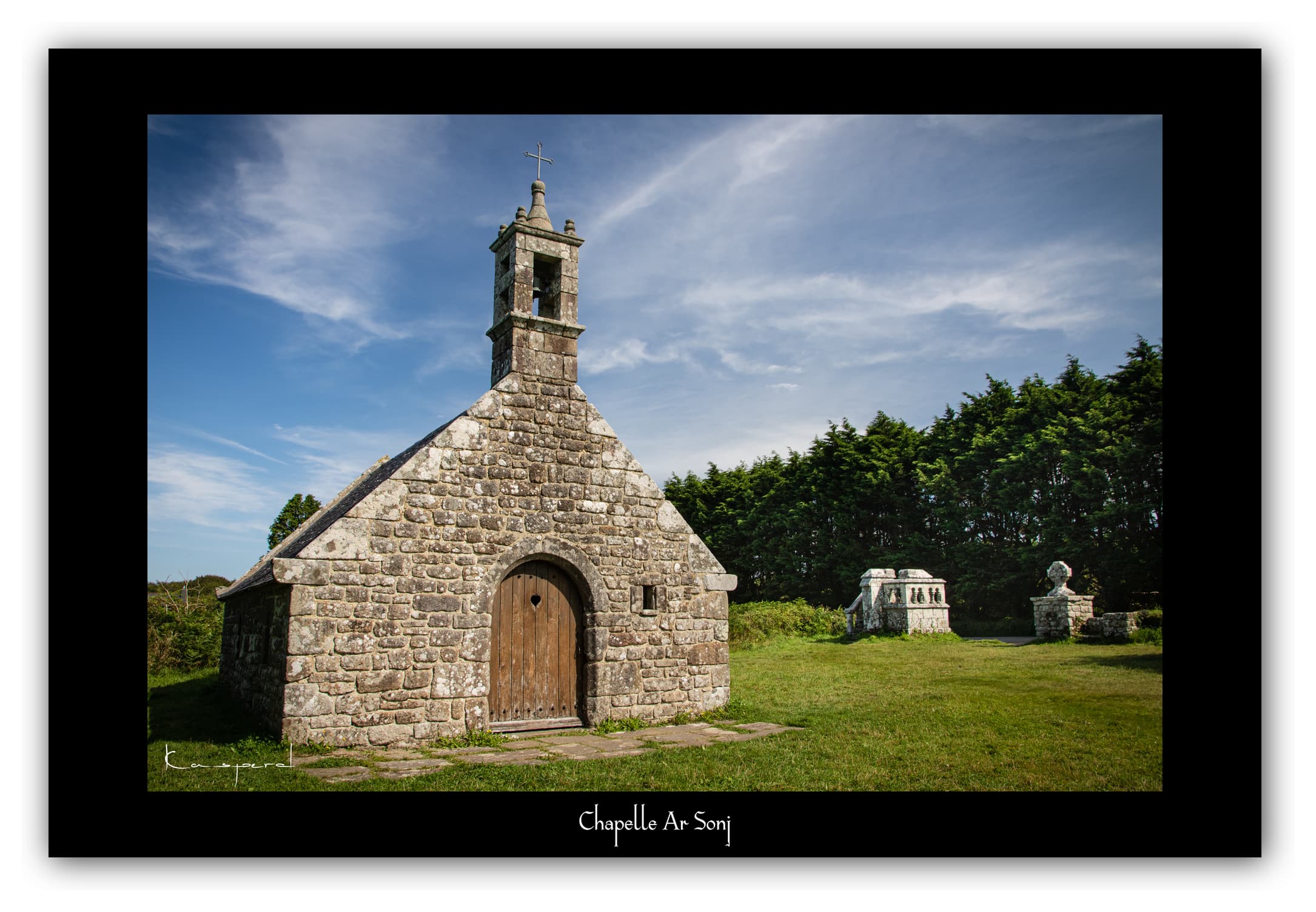 Poster Chapelle Ar Sonj - Bretagne (France). Affiches Formats 30x40 cm, 40x60 cm ou 50x70cm. Impression sur Papier Photo. Décoration murale. Paysage. Mer. Phare.