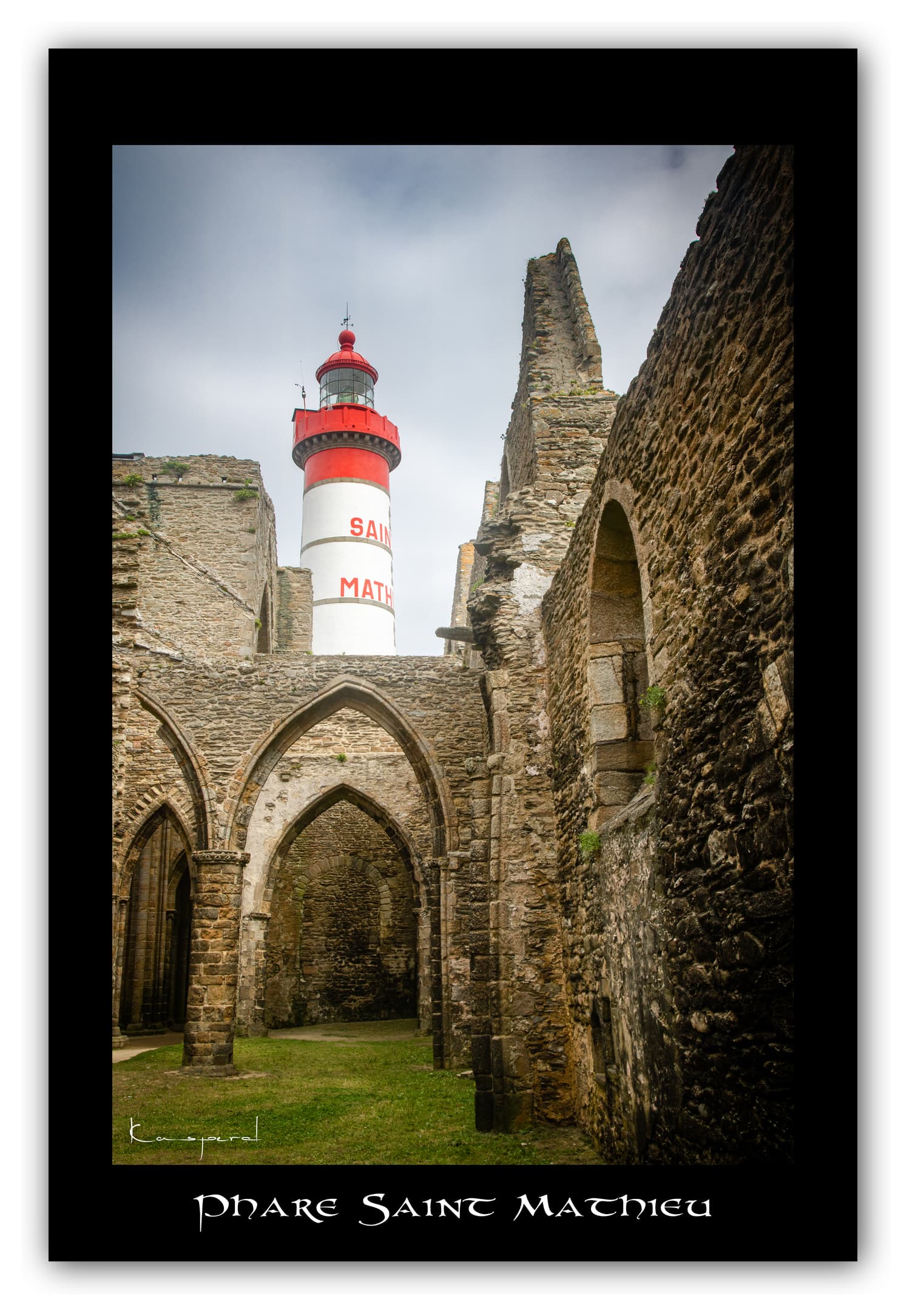 Poster Phare Saint Mathieu - Bretagne (France). Affiches Formats 30x40 cm, 40x60 cm ou 50x70cm. Impression sur Papier Photo. Décoration murale. Paysage. Mer. Phare.