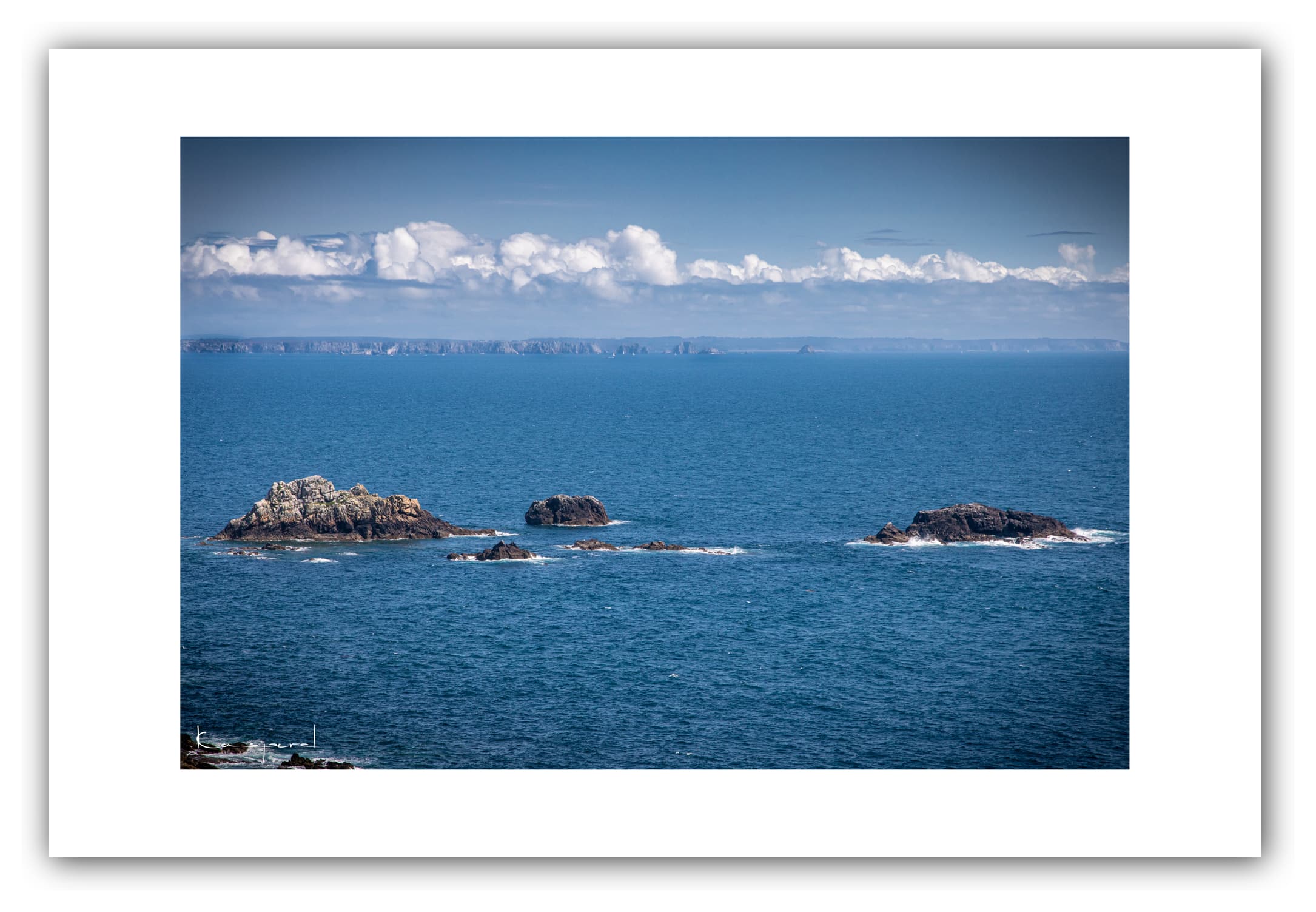 Poster Vue depuis Pointe Saint Mathieu - Bretagne (France). Affiches Formats 30x40 cm, 40x60 cm ou 50x70cm. Impression sur Papier Photo. Décoration murale. Paysage. Mer. Phare.