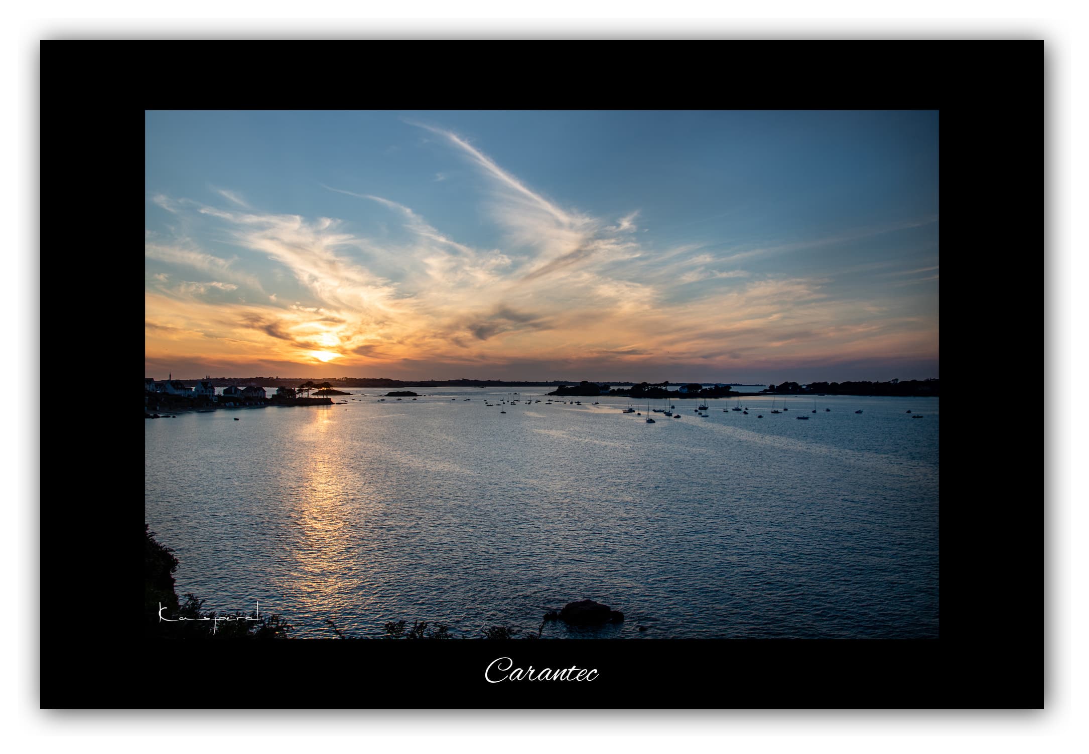 Poster Carantec - Bretagne (France). Affiches Formats 30x40 cm, 40x60 cm ou 50x70cm. Impression sur Papier Photo. Décoration murale. Paysage. Mer. Phare.