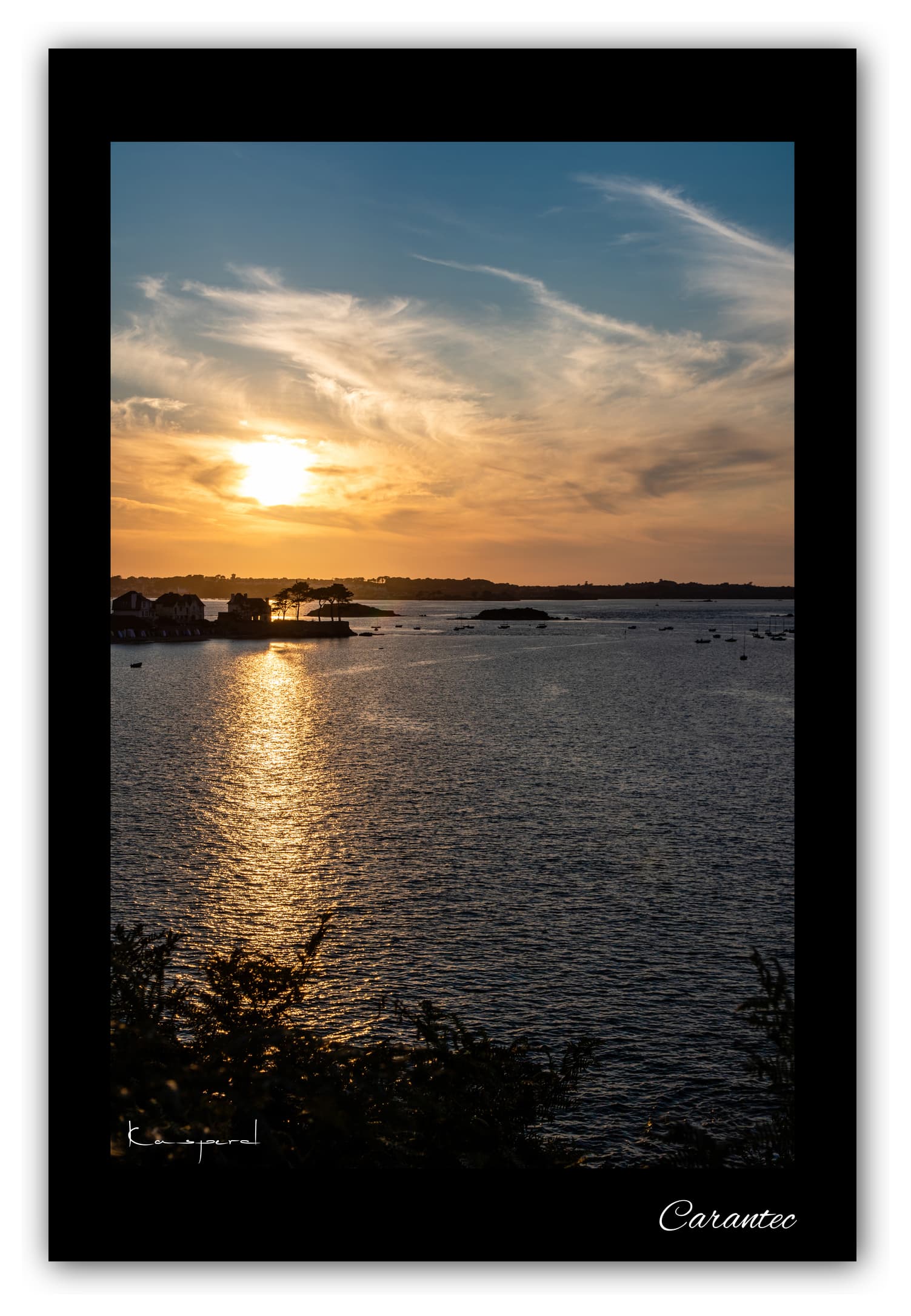 Poster Carantec - Bretagne (France). Affiches Formats 30x40 cm, 40x60 cm ou 50x70cm. Impression sur Papier Photo. Décoration murale. Paysage. Mer. Phare.