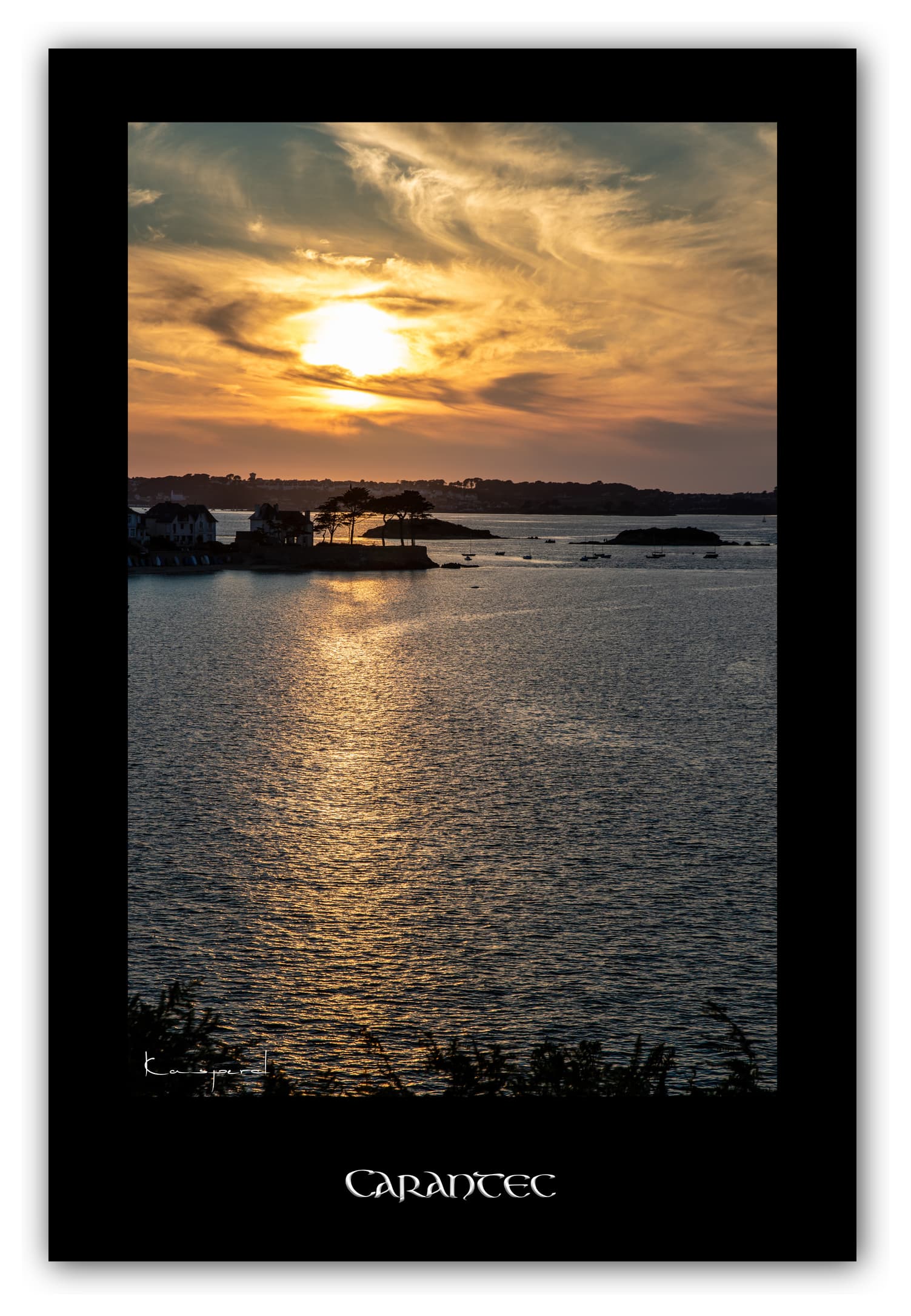 Poster Carantec - Bretagne (France). Affiches Formats 30x40 cm, 40x60 cm ou 50x70cm. Impression sur Papier Photo. Décoration murale. Paysage. Mer. Phare.