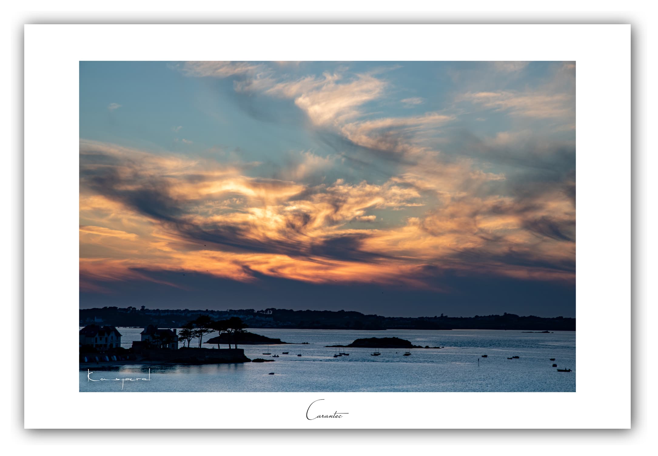 Poster Carantec - Bretagne (France). Affiches Formats 30x40 cm, 40x60 cm ou 50x70cm. Impression sur Papier Photo. Décoration murale. Paysage. Mer. Phare.