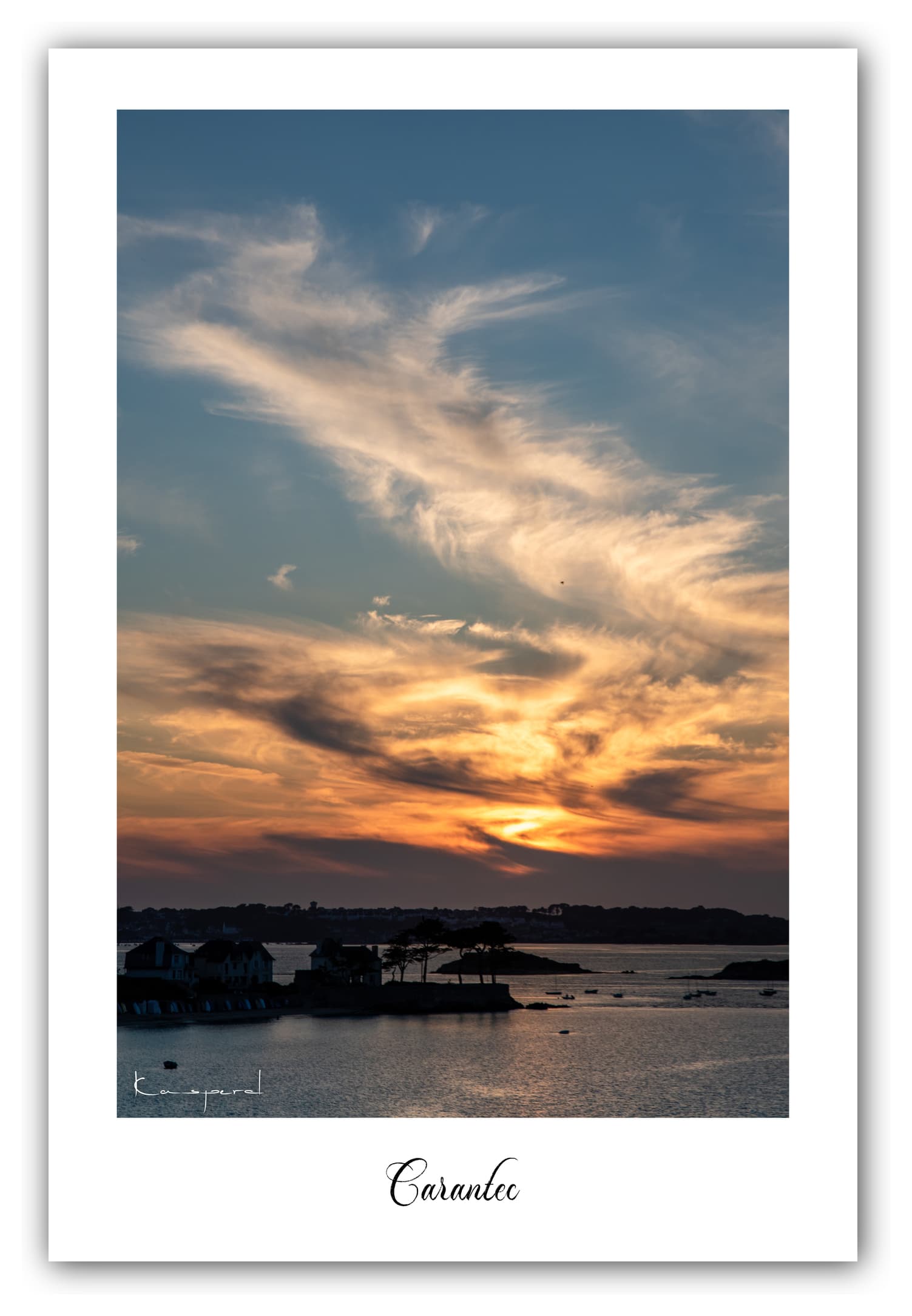 Poster Carantec - Bretagne (France). Affiches Formats 30x40 cm, 40x60 cm ou 50x70cm. Impression sur Papier Photo. Décoration murale. Paysage. Mer. Phare.