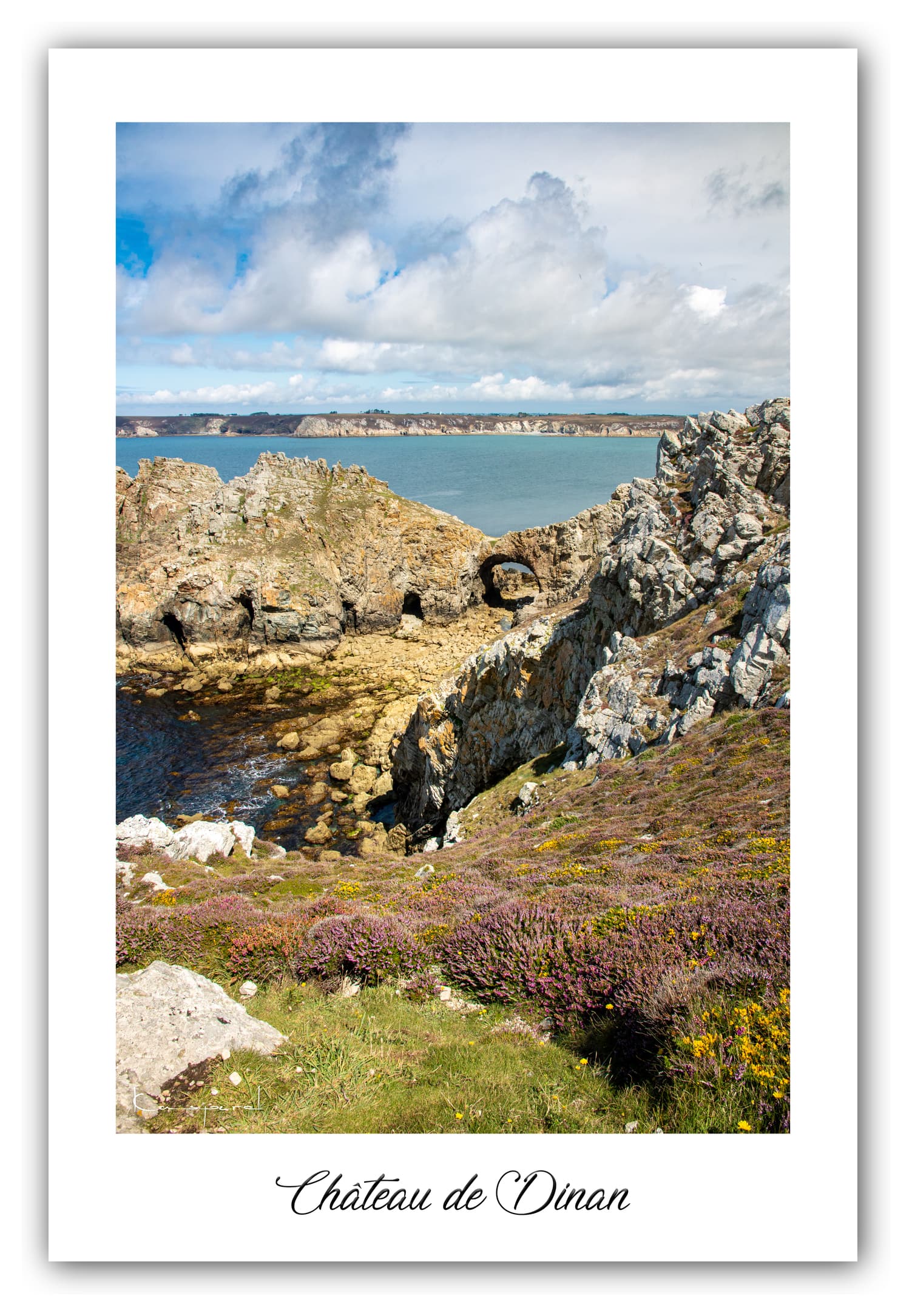 Poster Château de Dinan - Bretagne (France). Affiches Formats 30x40 cm, 40x60 cm ou 50x70 cm. Impression sur Papier Photo. Décoration murale. Paysage. Mer. Phare.