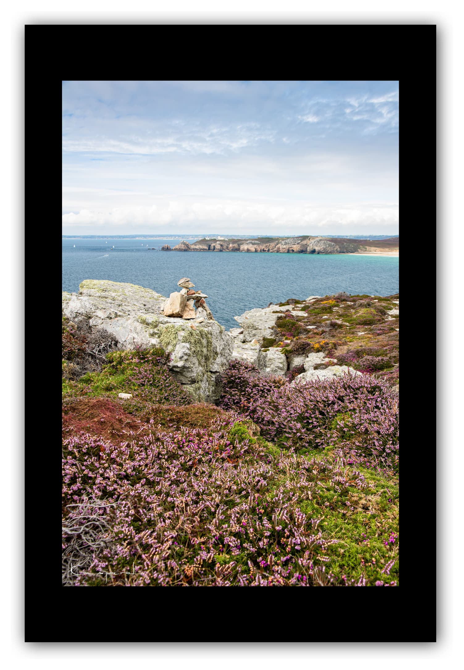 Poster Pointe de Pen Hir - Bretagne (France). Affiches Formats 30x40 cm, 40x60 cm ou 50x70 cm. Impression sur Papier Photo. Décoration murale. Paysage. Mer. Phare.