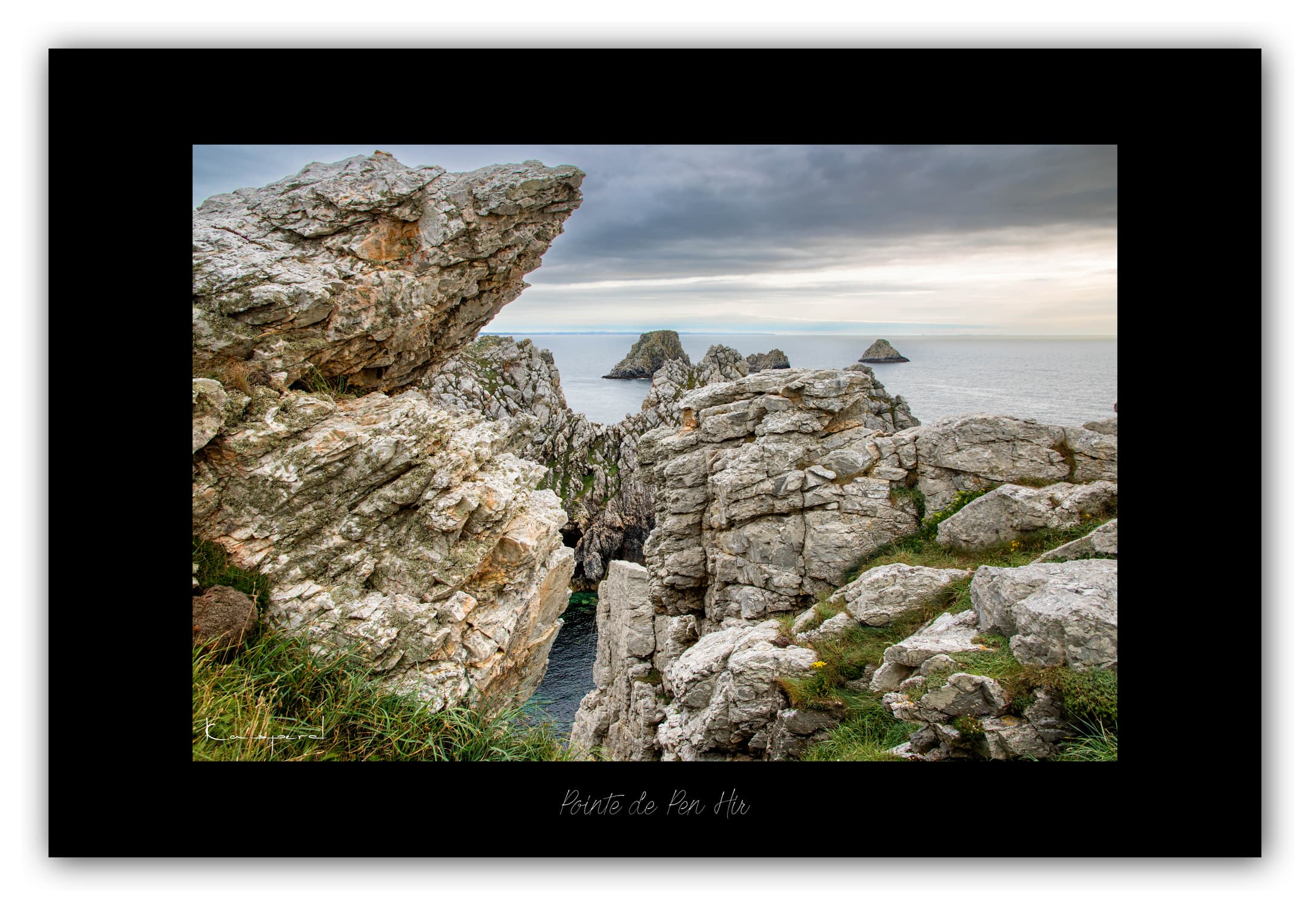 Poster Pointe de Pen Hir - Bretagne (France). Affiches Formats 30x40 cm, 40x60 cm ou 50x70 cm. Impression sur Papier Photo. Décoration murale. Paysage. Mer. Phare.