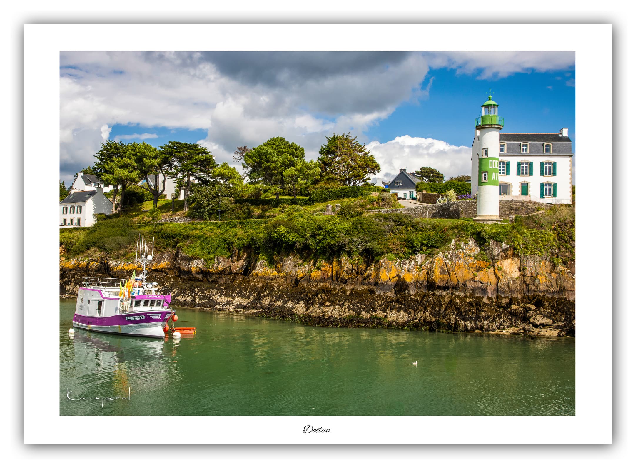 Poster Port de Doëlan (Bretagne - France). Affiches Formats 30x40cm, 40x60 cm ou 50x70 cm. Impression sur Papier Photo. Décoration murale. Paysage. Phare.