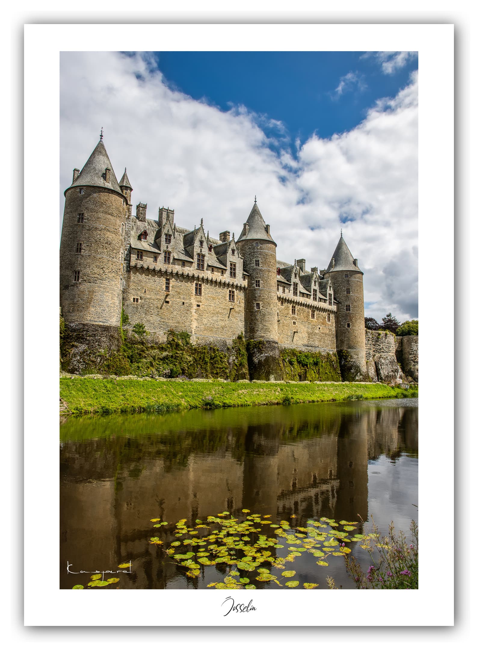 Poster Château de Josselin (Bretagne - France). Affiches Formats 30x40cm, 40x60 cm ou 50x70 cm. Impression sur Papier Photo. Décoration murale. Architecture. Eglise.