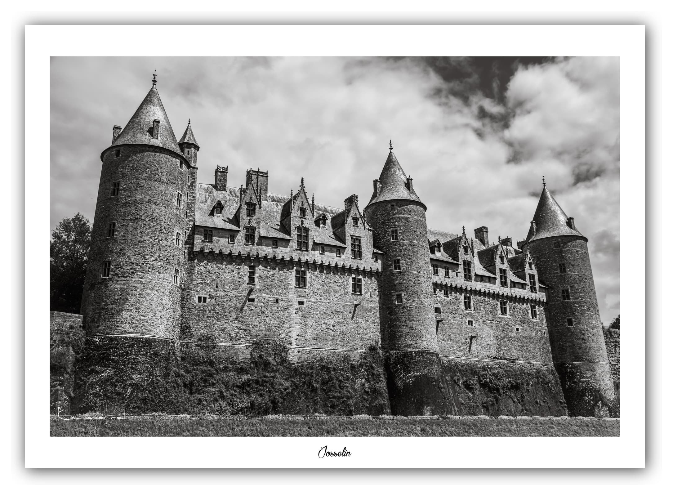 Poster Château de Josselin (Bretagne - France). Affiches Formats 30x40cm, 40x60 cm ou 50x70 cm. Impression sur Papier Photo. Décoration murale. Architecture. Noir et Blanc.