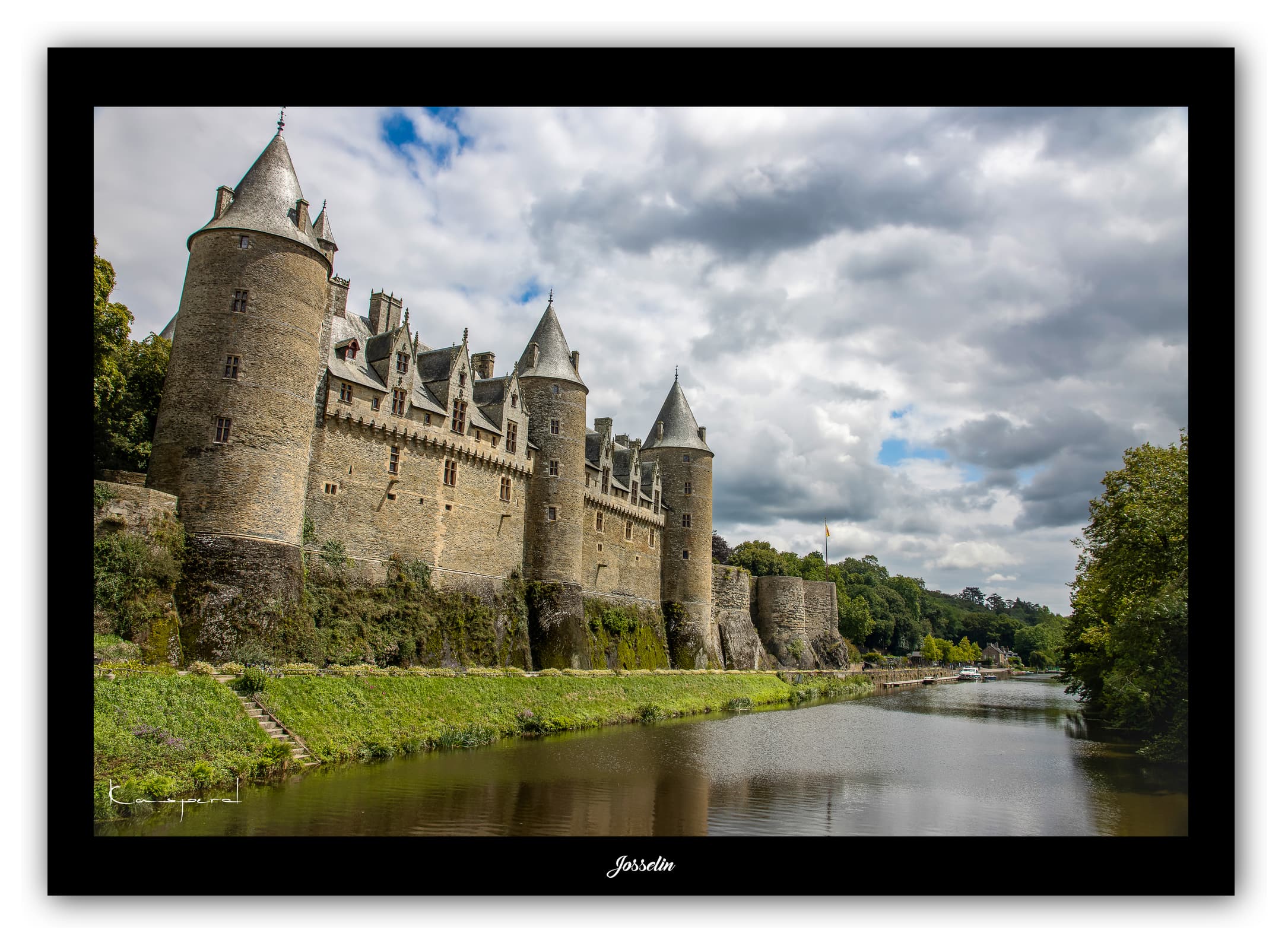 Poster Château de Josselin (Bretagne - France). Affiches Formats 30x40cm, 40x60 cm ou 50x70 cm. Impression sur Papier Photo. Décoration murale. Architecture. Eglise.