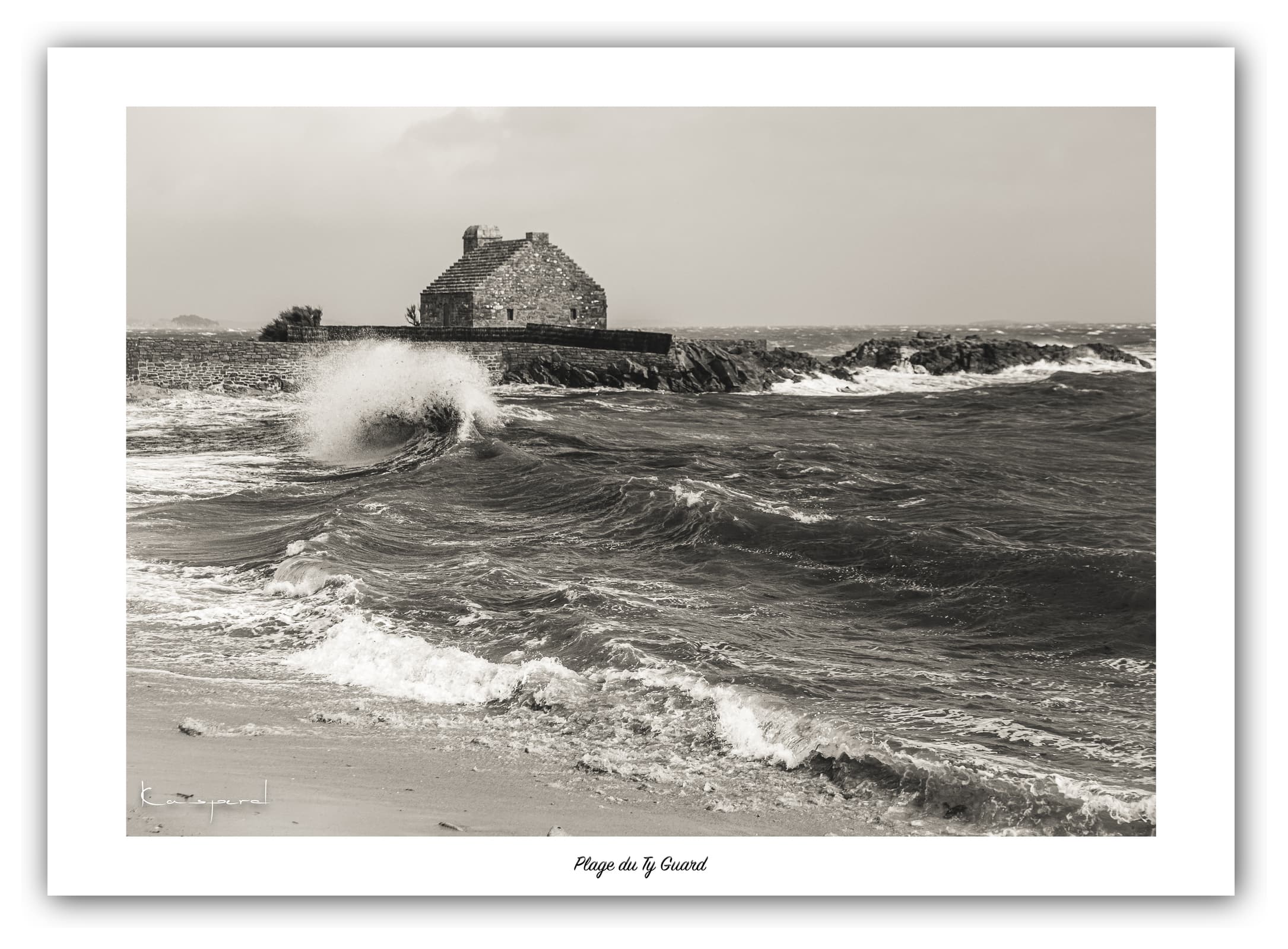 Poster Plage du Ty Guard (Bretagne - France). Affiches Formats 30x40cm, 40x60 cm ou 50x70 cm. Impression sur Papier Photo. Décoration murale. Paysage. Noir et Blanc.