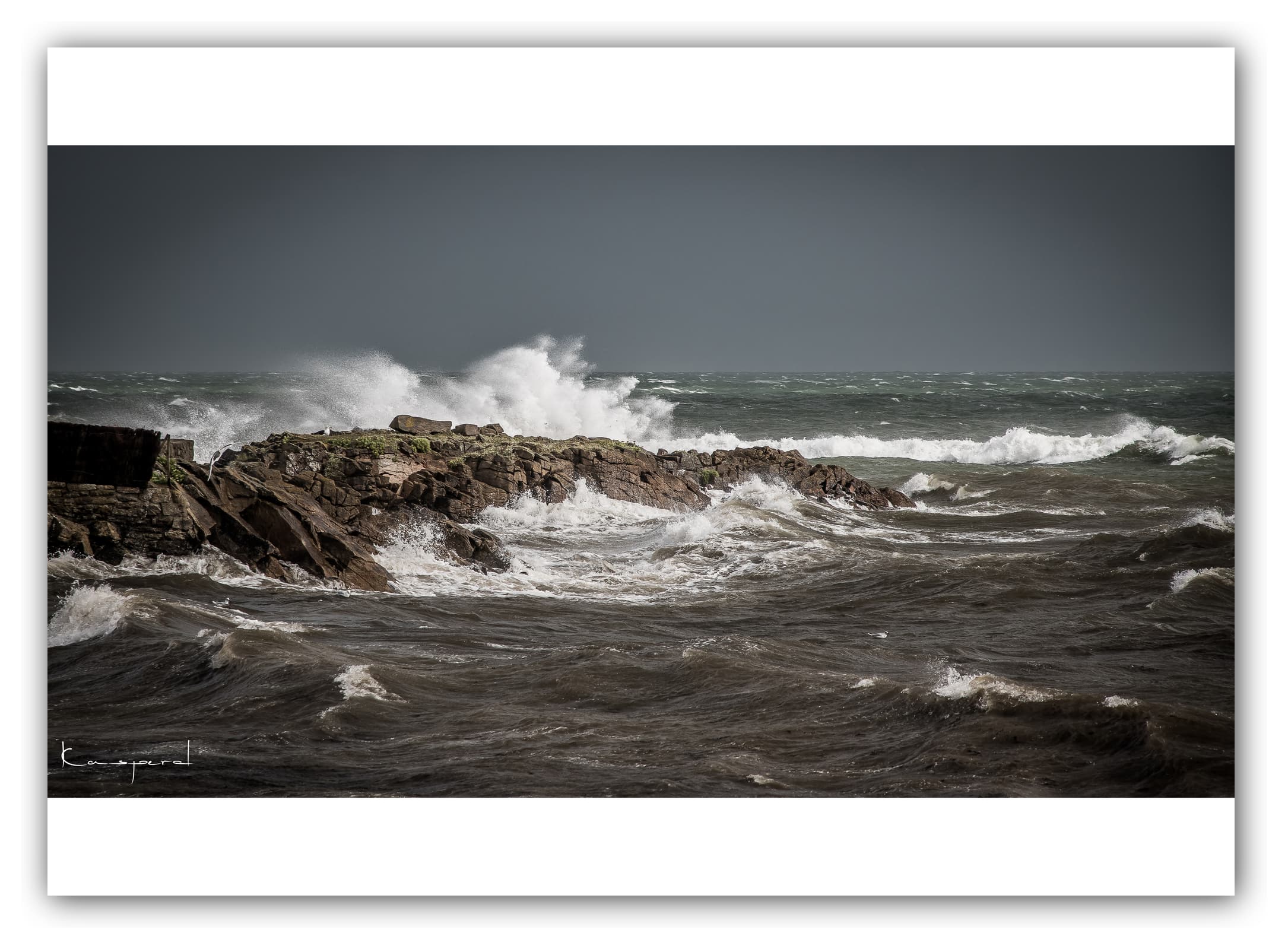 Poster Tempête estivale Bretonne (Bretagne - France). Affiches Formats 30x40cm, 40x60 cm ou 50x70 cm. Impression sur Papier Photo. Décoration murale. Paysage. Tempête.