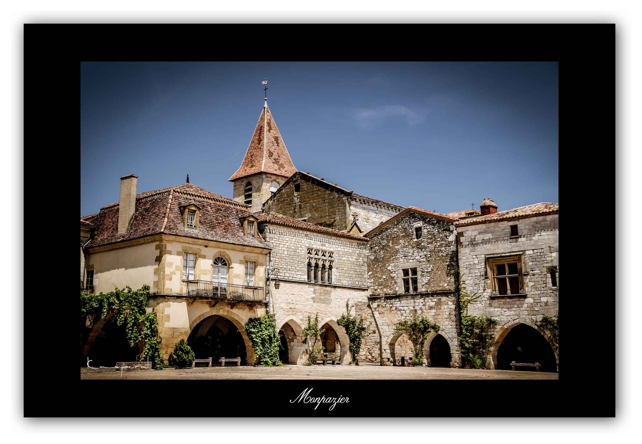 Poster Monpazier - Dordogne (France). Affiches Formats 30x40 cm, 40x60 cm ou 50x70 cm. Impression sur Papier Photo. Décoration murale. Paysage. Architecture.