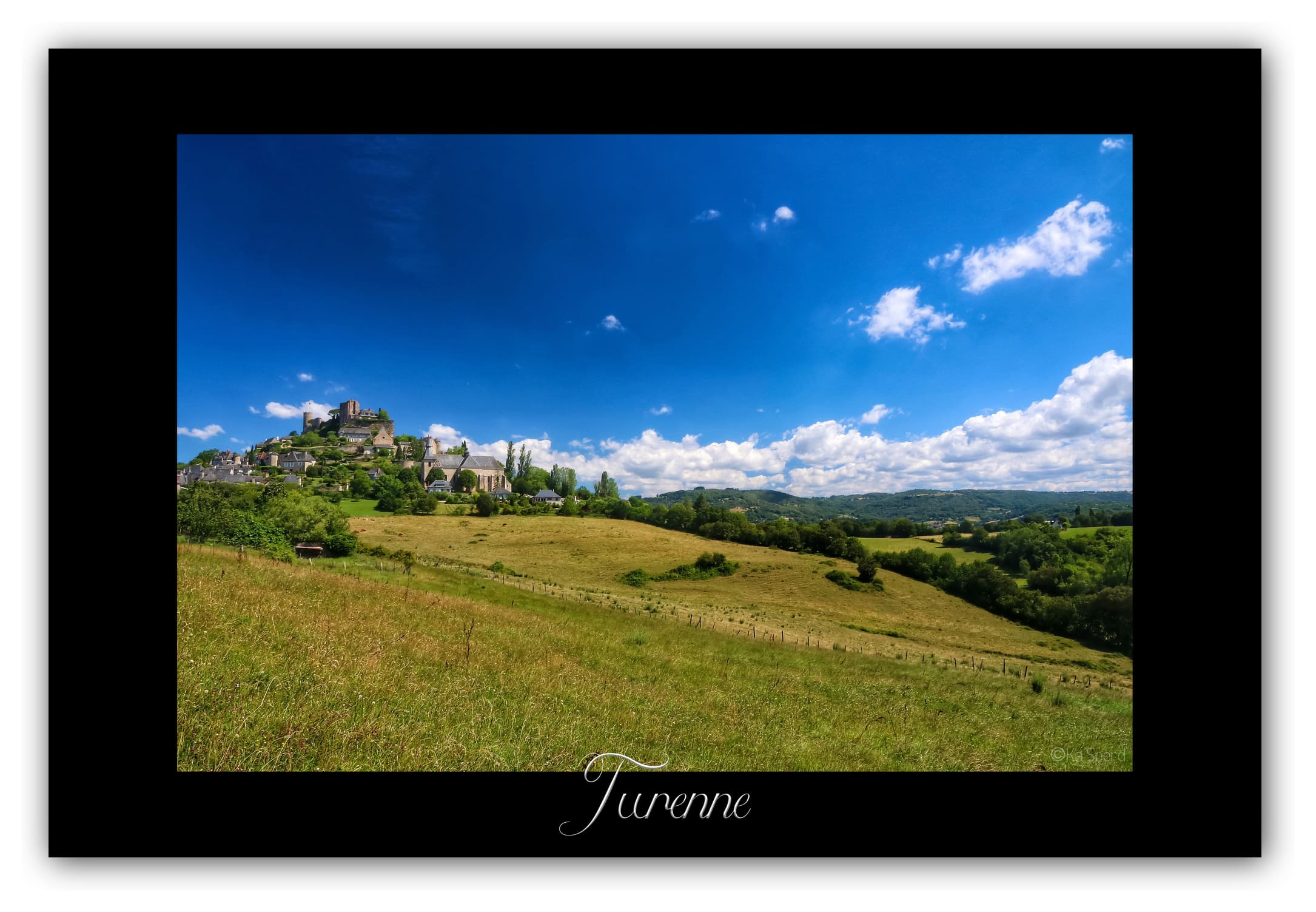 Poster Turenne - Corrèze (France). Affiches Formats 30x40 cm, 40x60 cm ou 50x70 cm. Impression sur Papier Photo. Décoration murale. Paysage. Architecture.