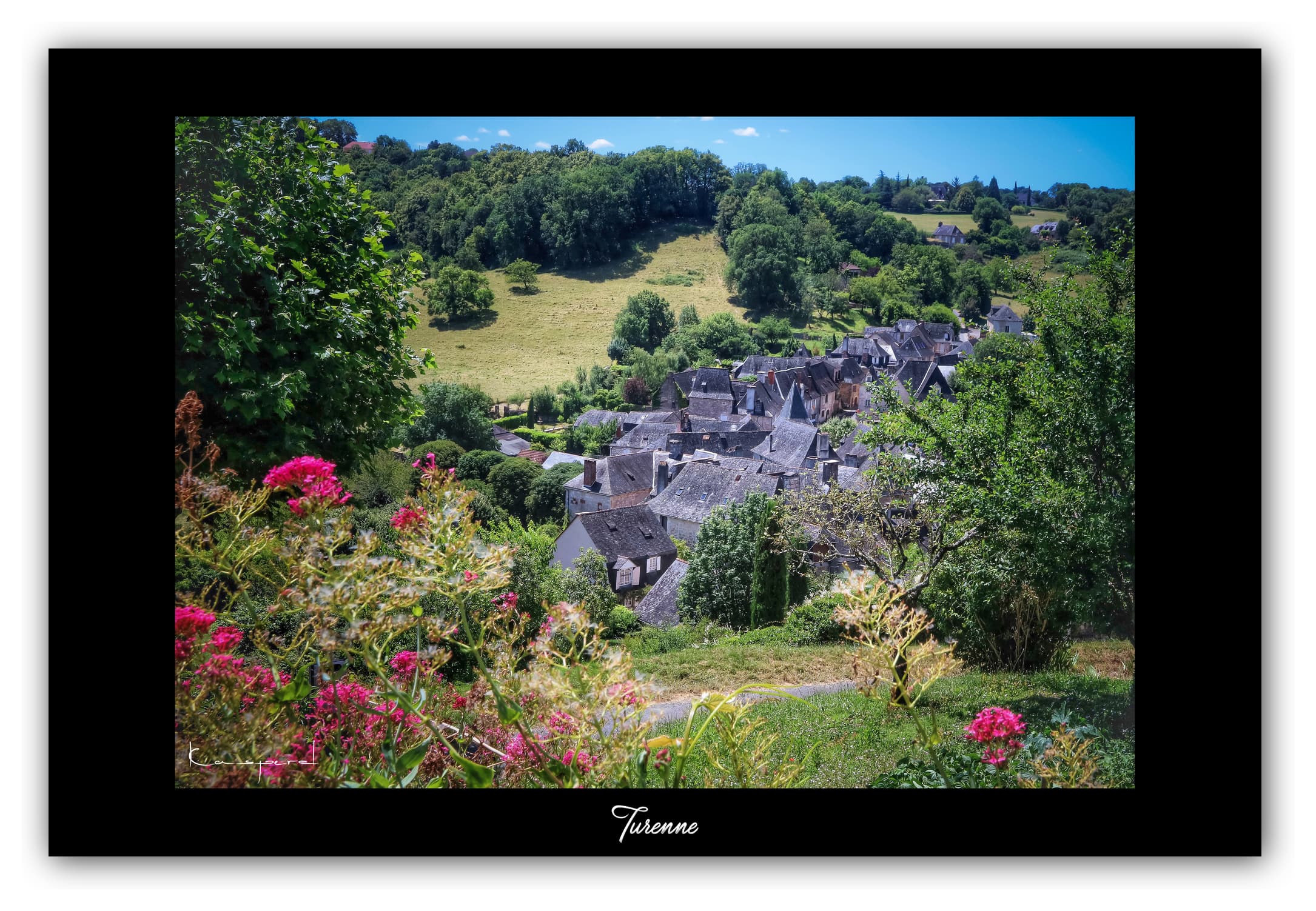 Poster Turenne - Corrèze (France). Affiches Formats 30x40 cm, 40x60 cm ou 50x70 cm. Impression sur Papier Photo. Décoration murale. Paysage. Architecture.