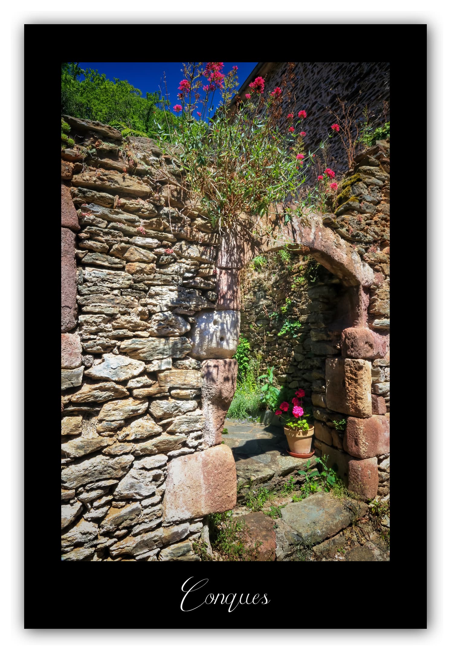 Poster Conques - Aveyron (France). Affiches Formats 30x40 cm, 40x60 cm ou 50x70 cm. Impression sur Papier Photo. Décoration murale. Paysage. Architecture. Nature.