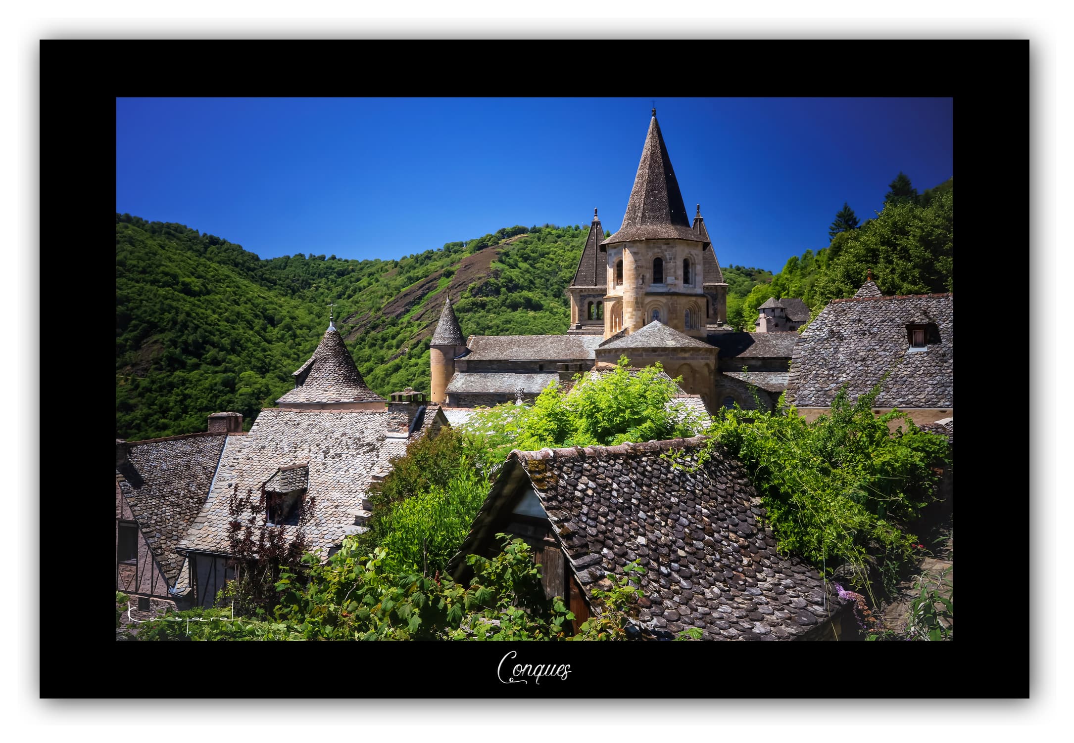 Poster Conques - Aveyron (France). Affiches Formats 30x40 cm, 40x60 cm ou 50x70 cm. Impression sur Papier Photo. Décoration murale. Paysage. Architecture. Nature.