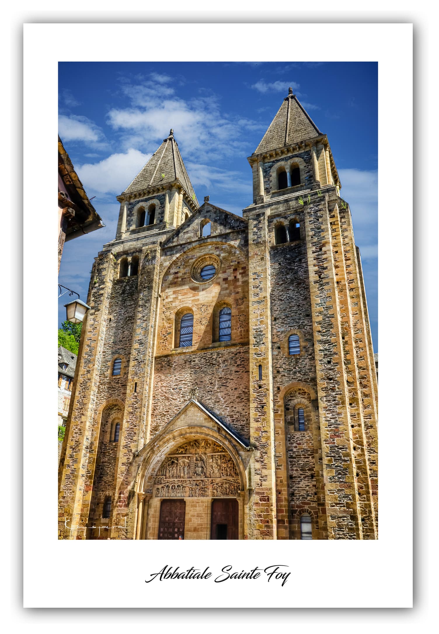 Poster Conques - Aveyron (France). Affiches Formats 30x40 cm, 40x60 cm ou 50x70 cm. Impression sur Papier Photo. Décoration murale. Paysage. Architecture. Nature.