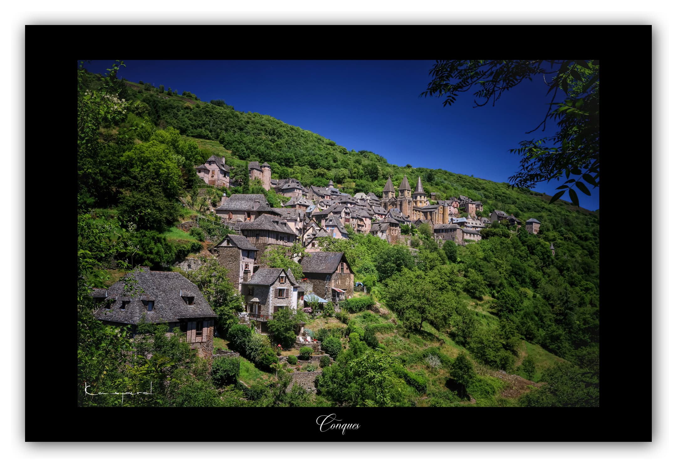 Poster Conques - Aveyron (France). Affiches Formats 30x40 cm, 40x60 cm ou 50x70 cm. Impression sur Papier Photo. Décoration murale. Paysage. Architecture. Nature.