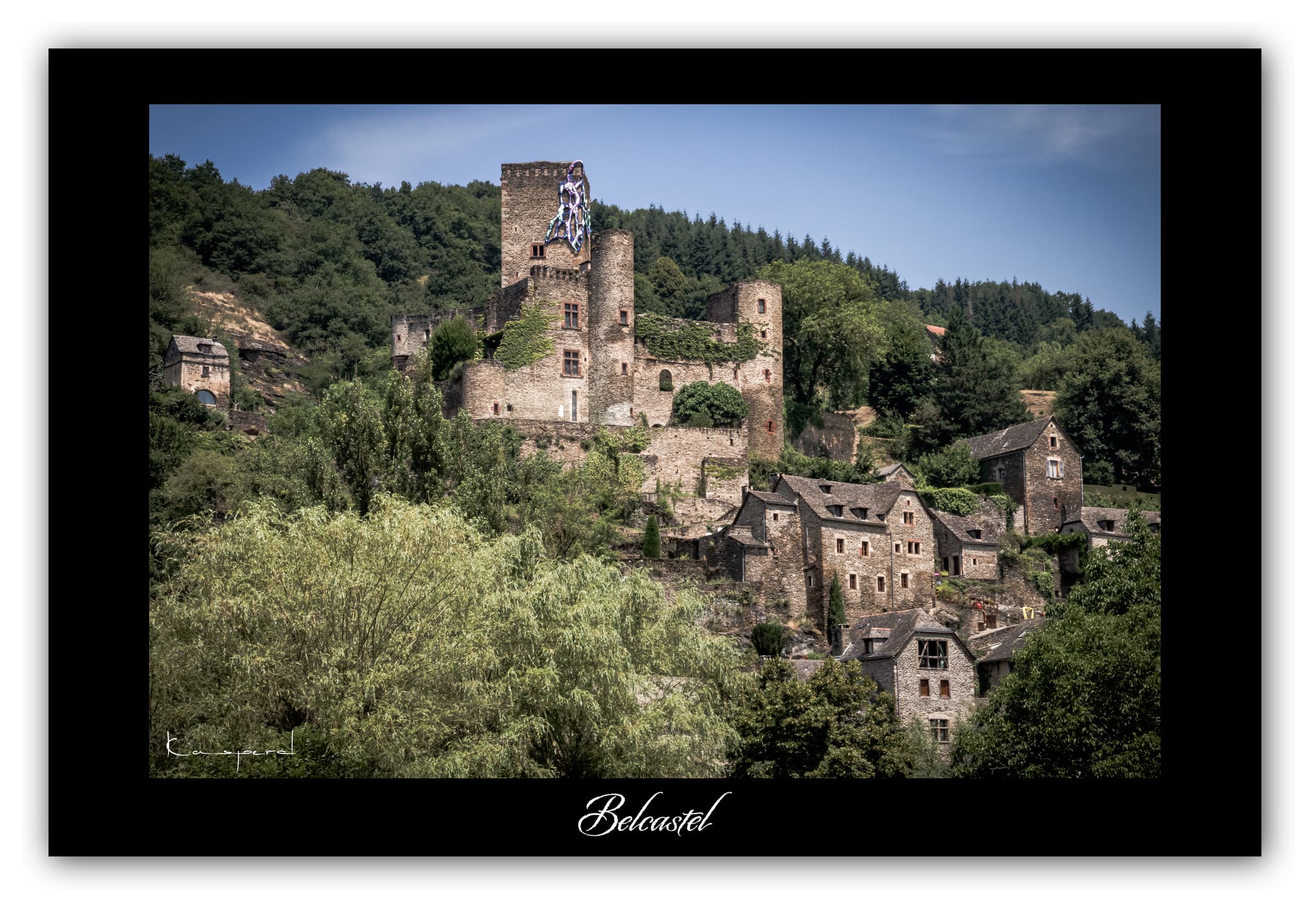 Poster Belcastel - Aveyron (France). Affiches Formats 30x40 cm, 40x60 cm ou 50x70 cm. Impression sur Papier Photo. Décoration murale. Paysage. Architecture. Nature.