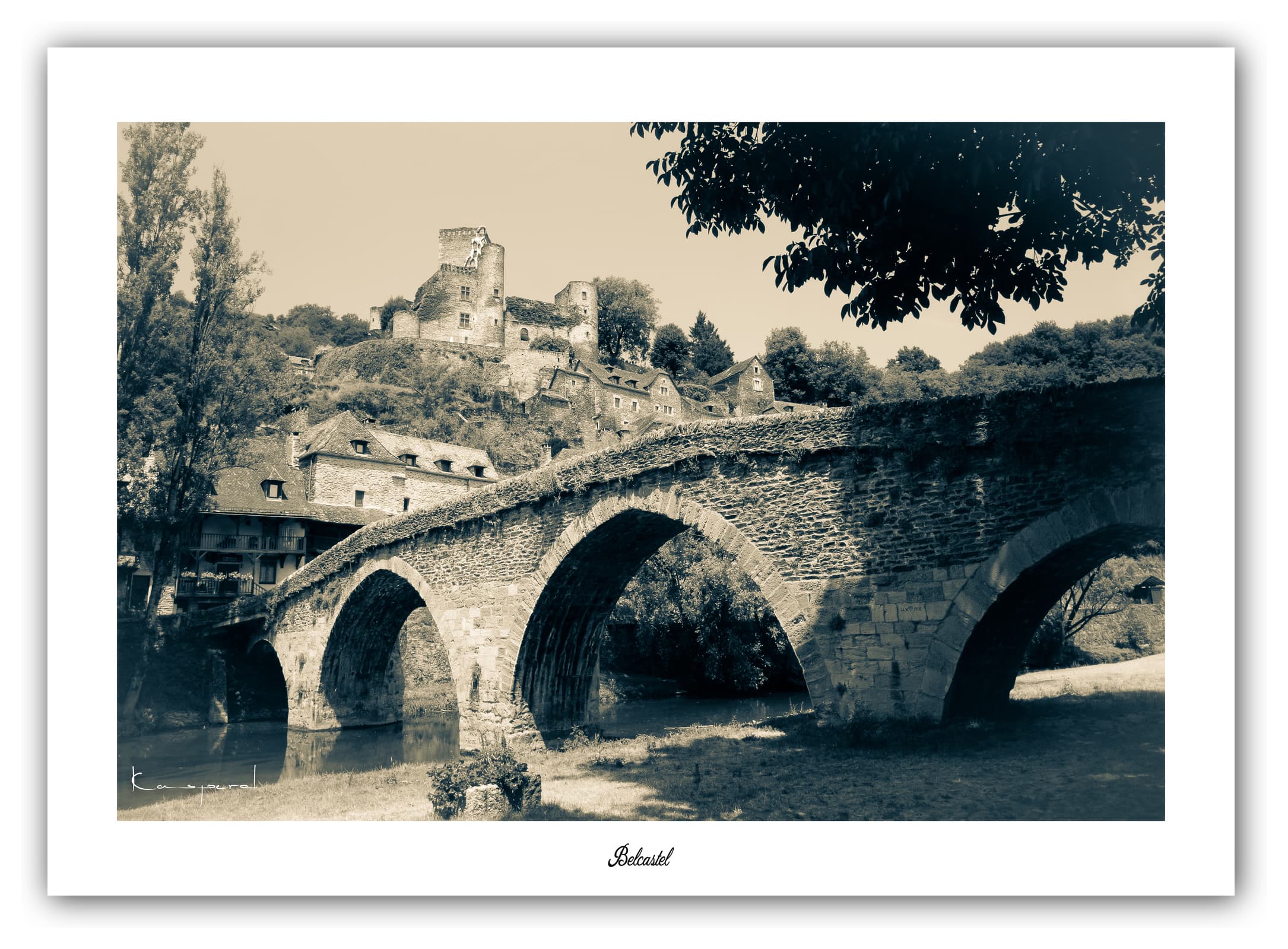 Poster Belcastel - Aveyron (France). Affiches Formats 30x40 cm, 40x60 cm ou 50x70 cm. Impression sur Papier Photo. Décoration murale. Paysage. Architecture. Nature.