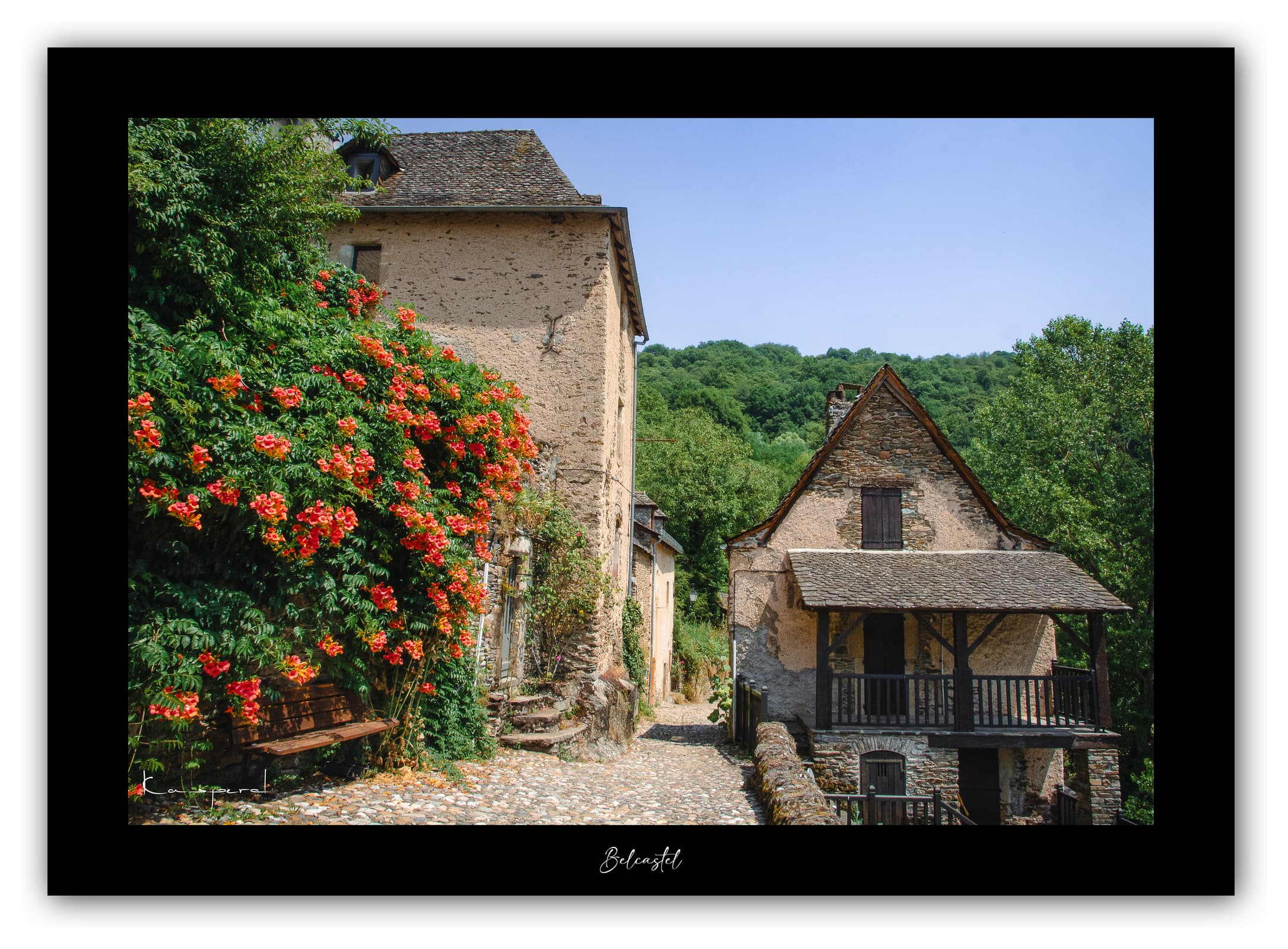 Poster Belcastel - Aveyron (France). Affiches Formats 30x40 cm, 40x60 cm ou 50x70 cm. Impression sur Papier Photo. Décoration murale. Paysage. Architecture. Nature.